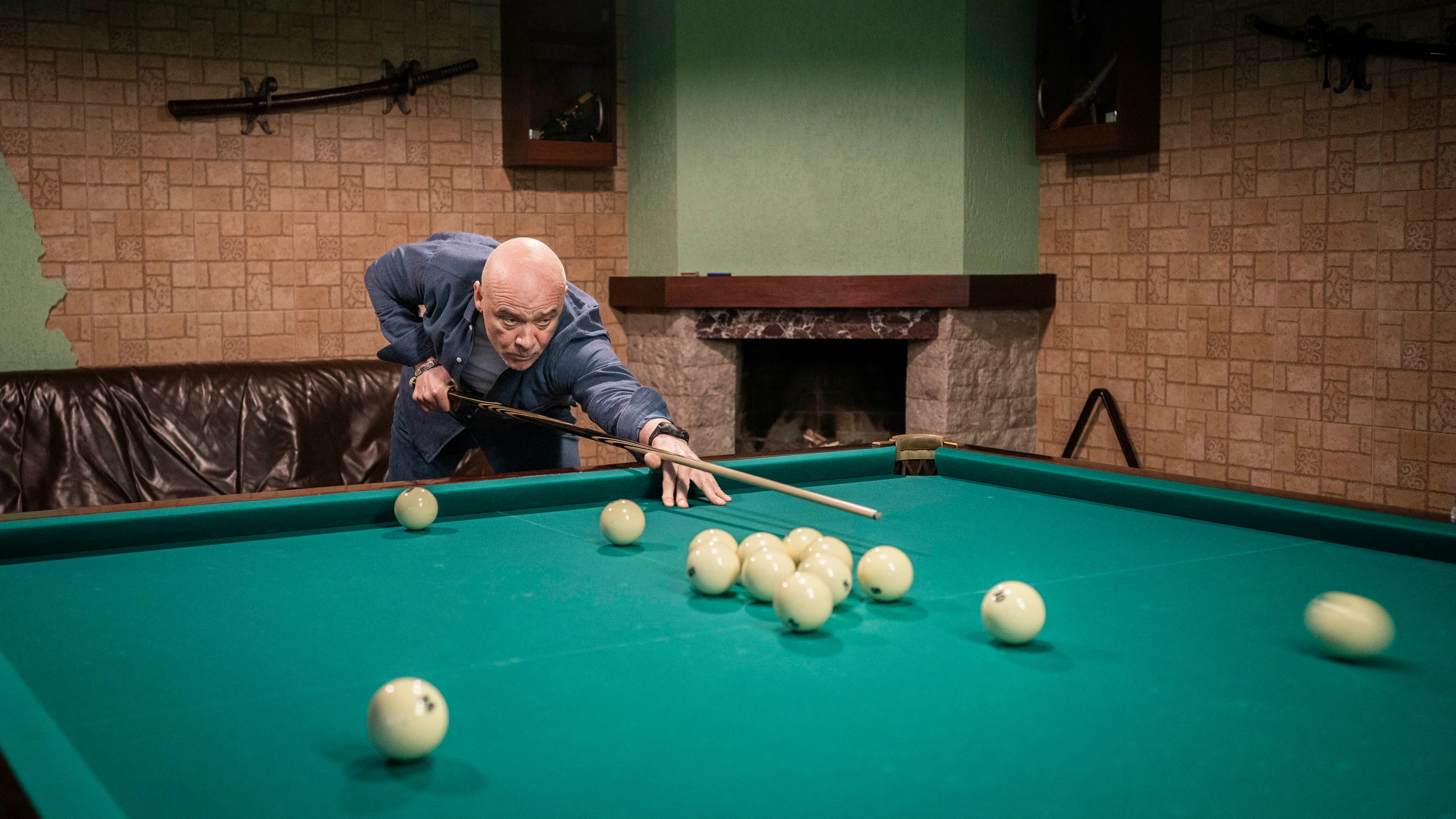 Harte Stöße: Truchanow bei einer Partie „Pyramida“, das auch als „Russisches Billard“ bekannt ist. - Daniel Pilar