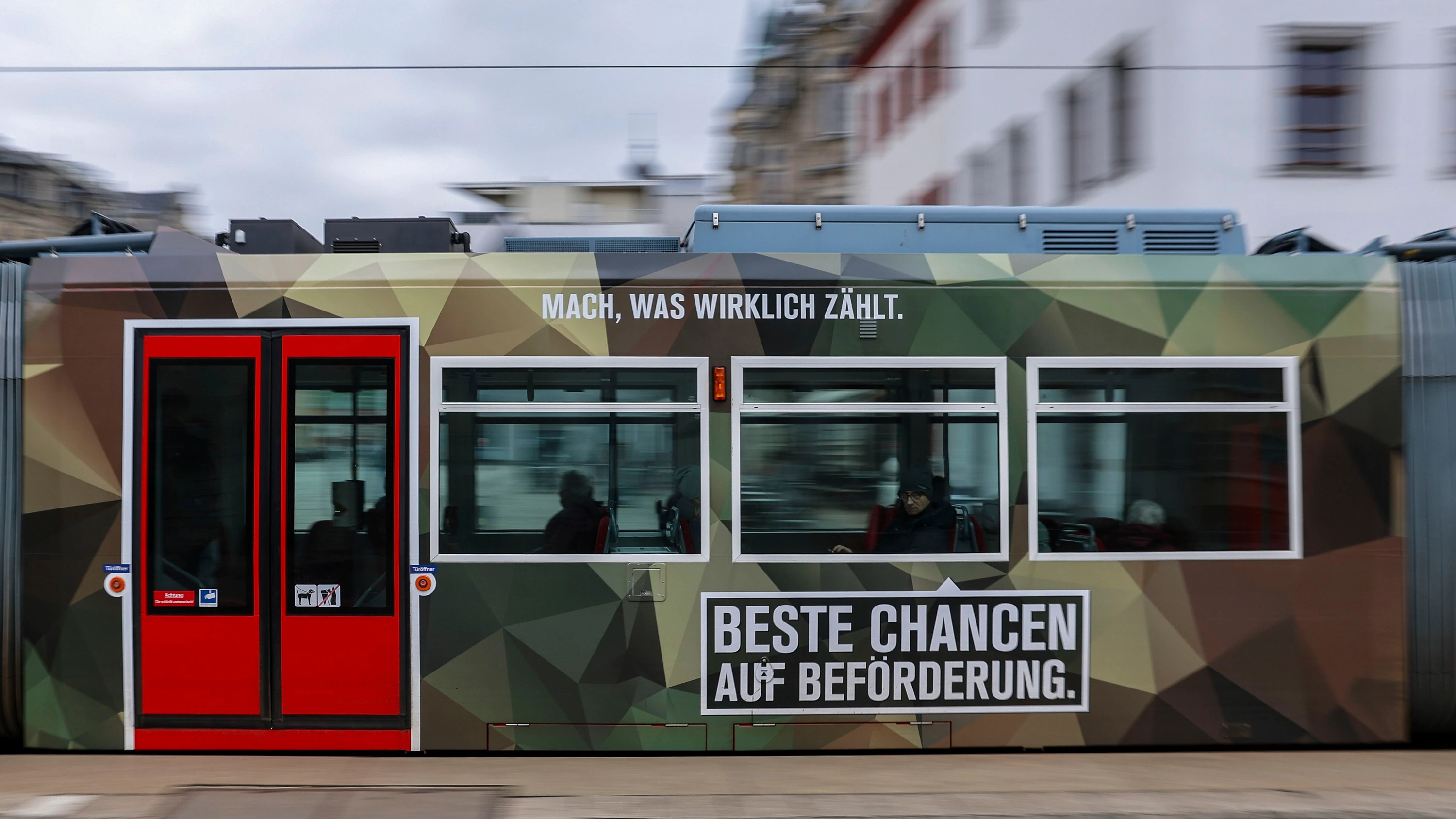 Mobile Nachwuchssuche: Auch in Zwickau wirbt die Bundeswehr auf Straßenbahnen. - Picture Alliance