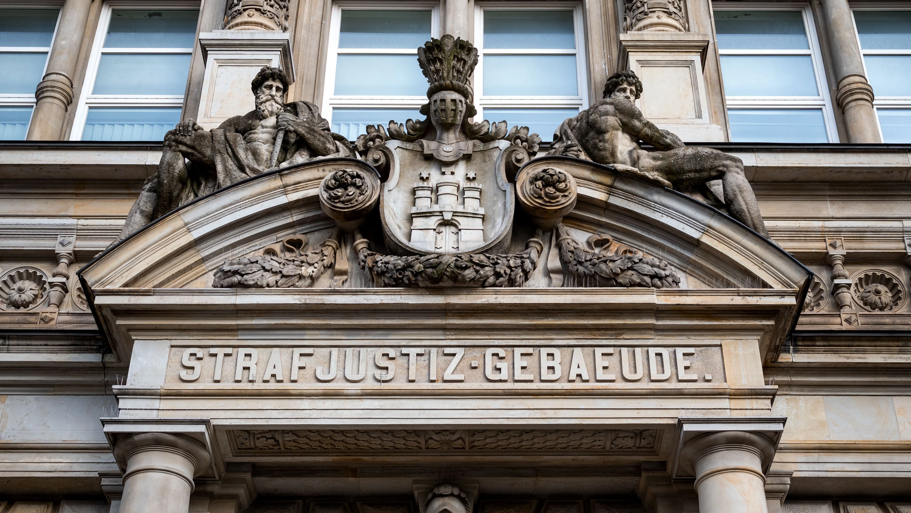 Hier wird verhandelt: Blick auf das Landgericht im Hamburger Strafjustizgebäude (Archivbild) - dpa