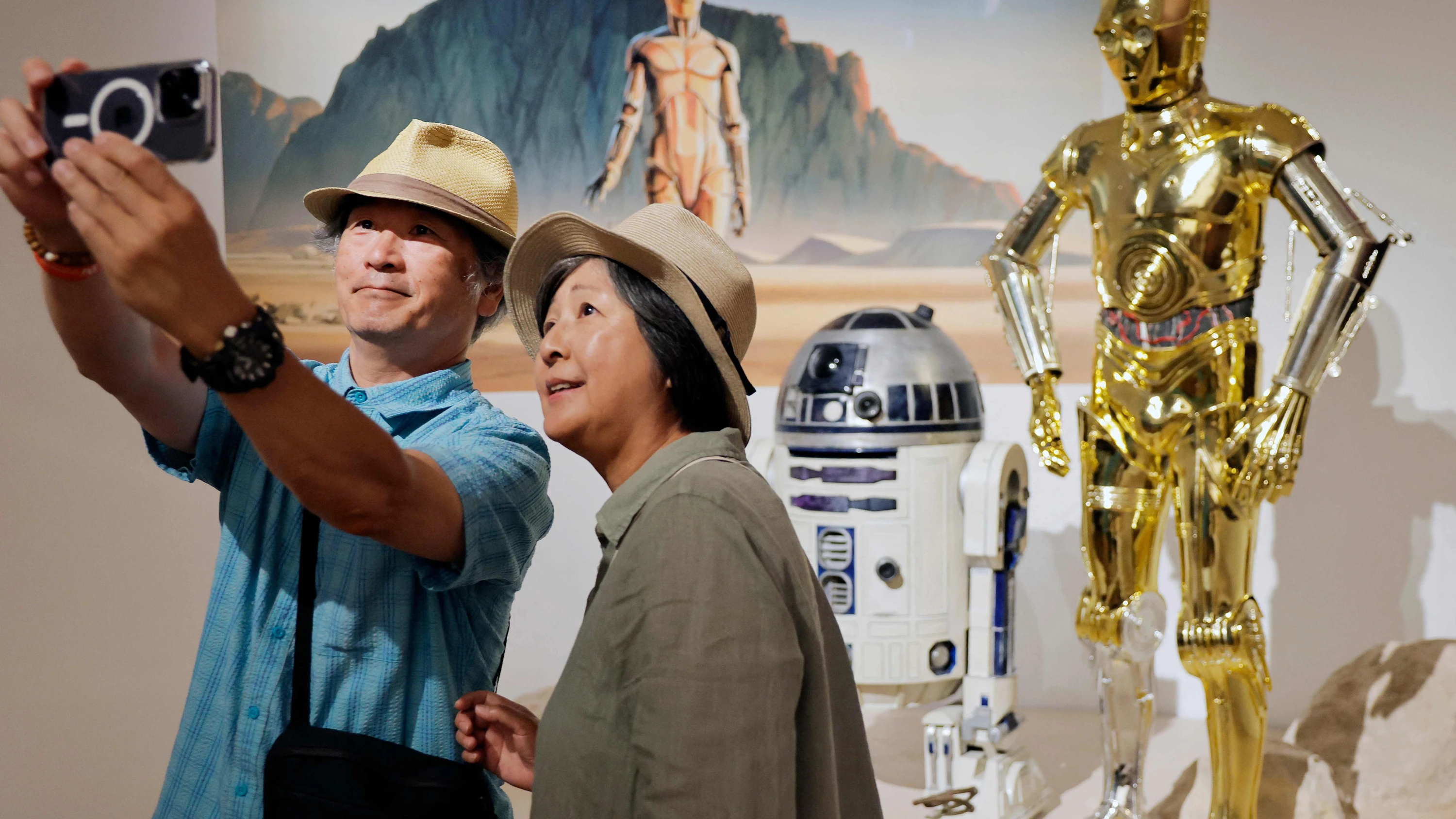 Besucher des Museums machen Fotos mit R2-D2 and C-3PO. - Mario Tama/Getty Images/AFP