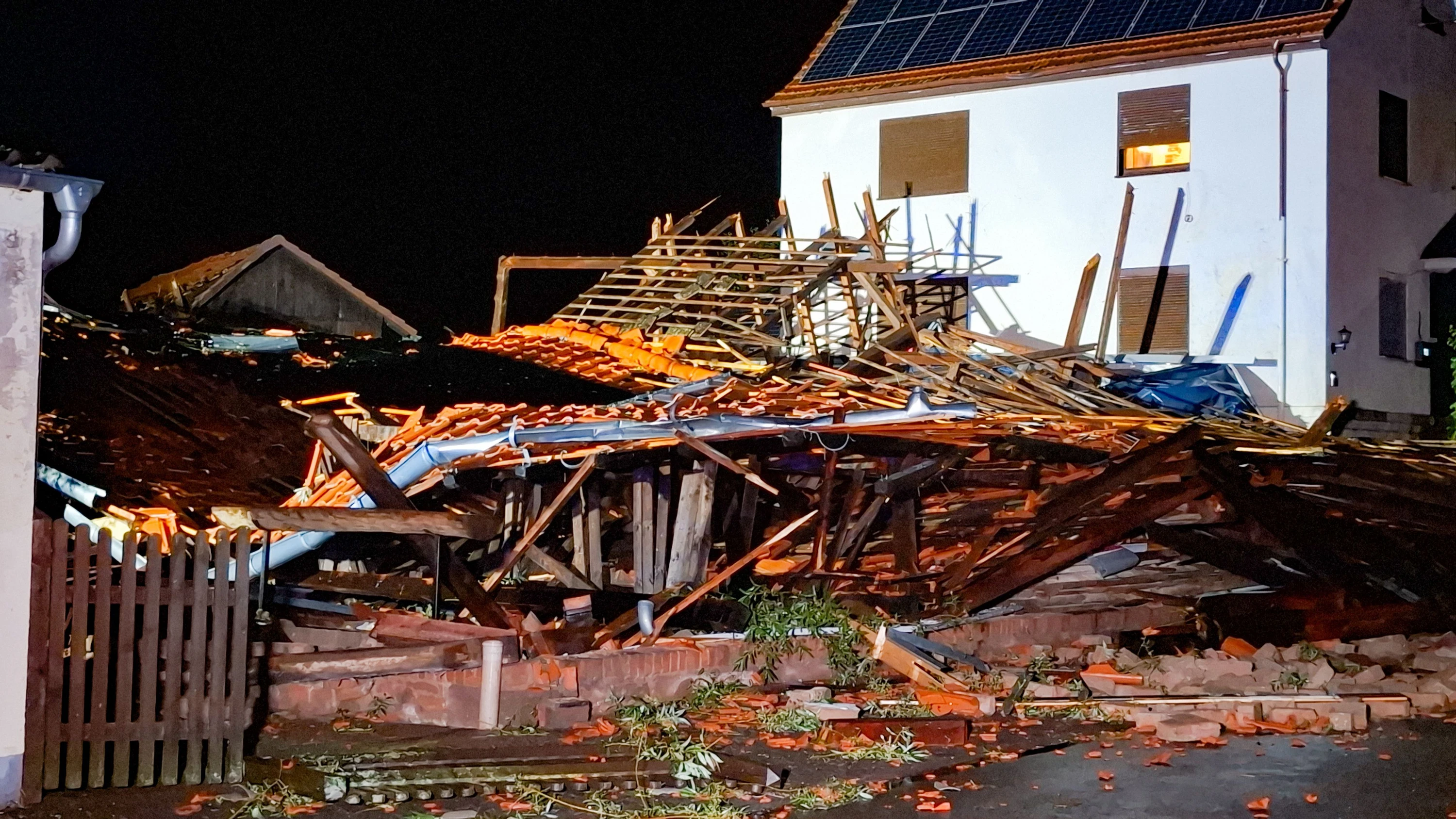 Starkregen und Gewitter: Unwetter macht Häuser in Hessen unbewohnbar Starkregen und Gewitter: Unwetter macht Häuser in Hessen unbewohnbar