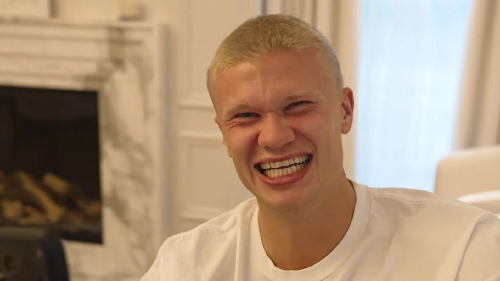 Fußballstürmer Erling Haaland steht auf seine neue Kurzhaarfrisur und auf Karotten. - erling/Youtube