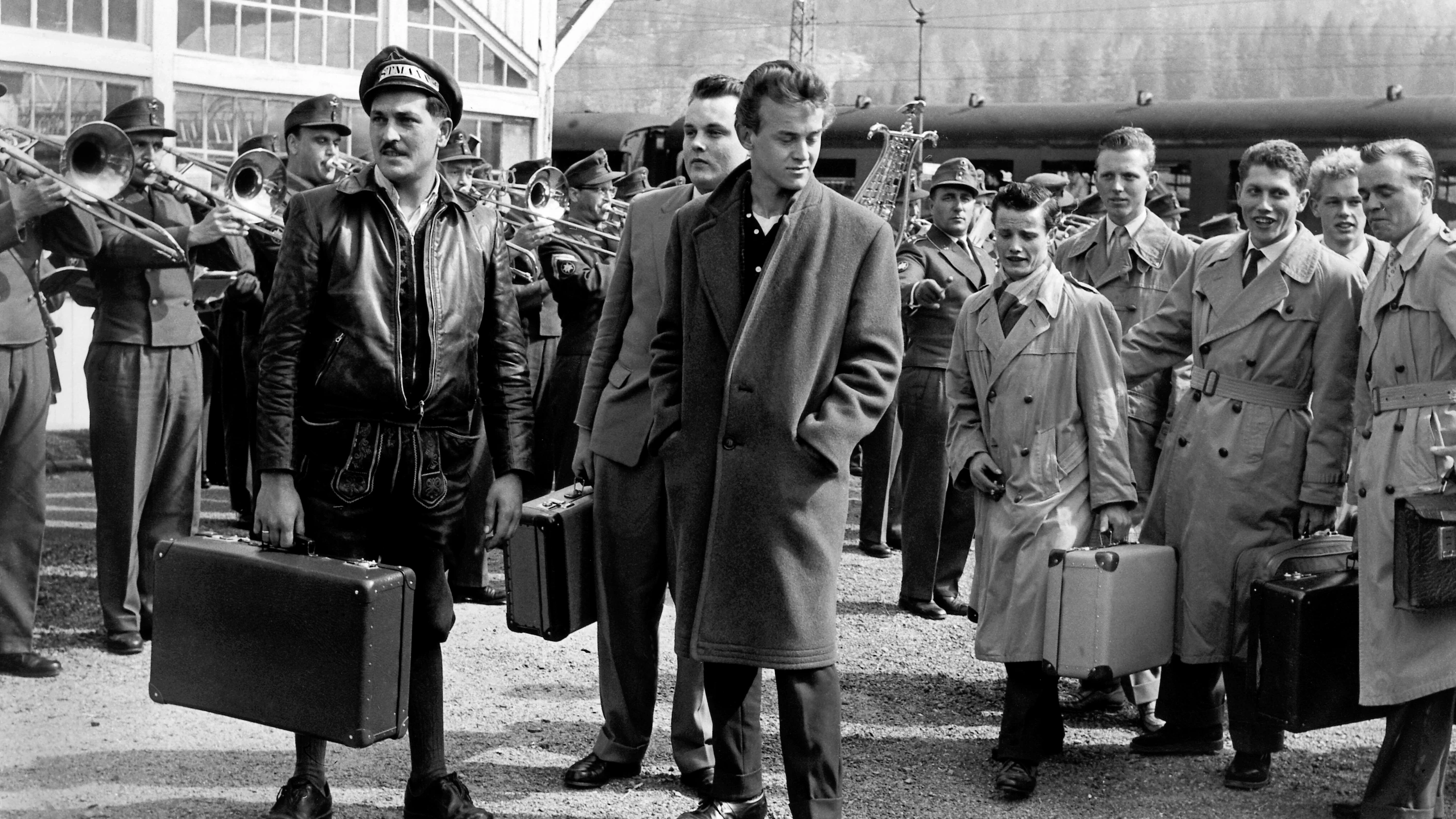 Ankunft der ersten Wehrpflichtigen auf dem Bahnhof in Mittenwald am 1. April 1957 - Picture Alliance