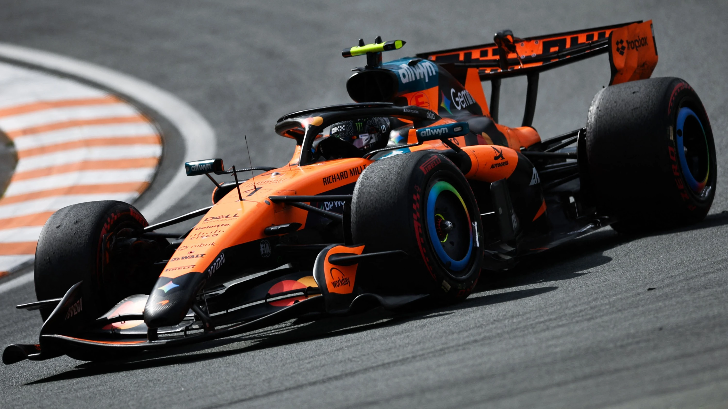 Formel 1 in Zandvoort: Norris rast in den Dünen zum Sieg – Crash von Verstappen