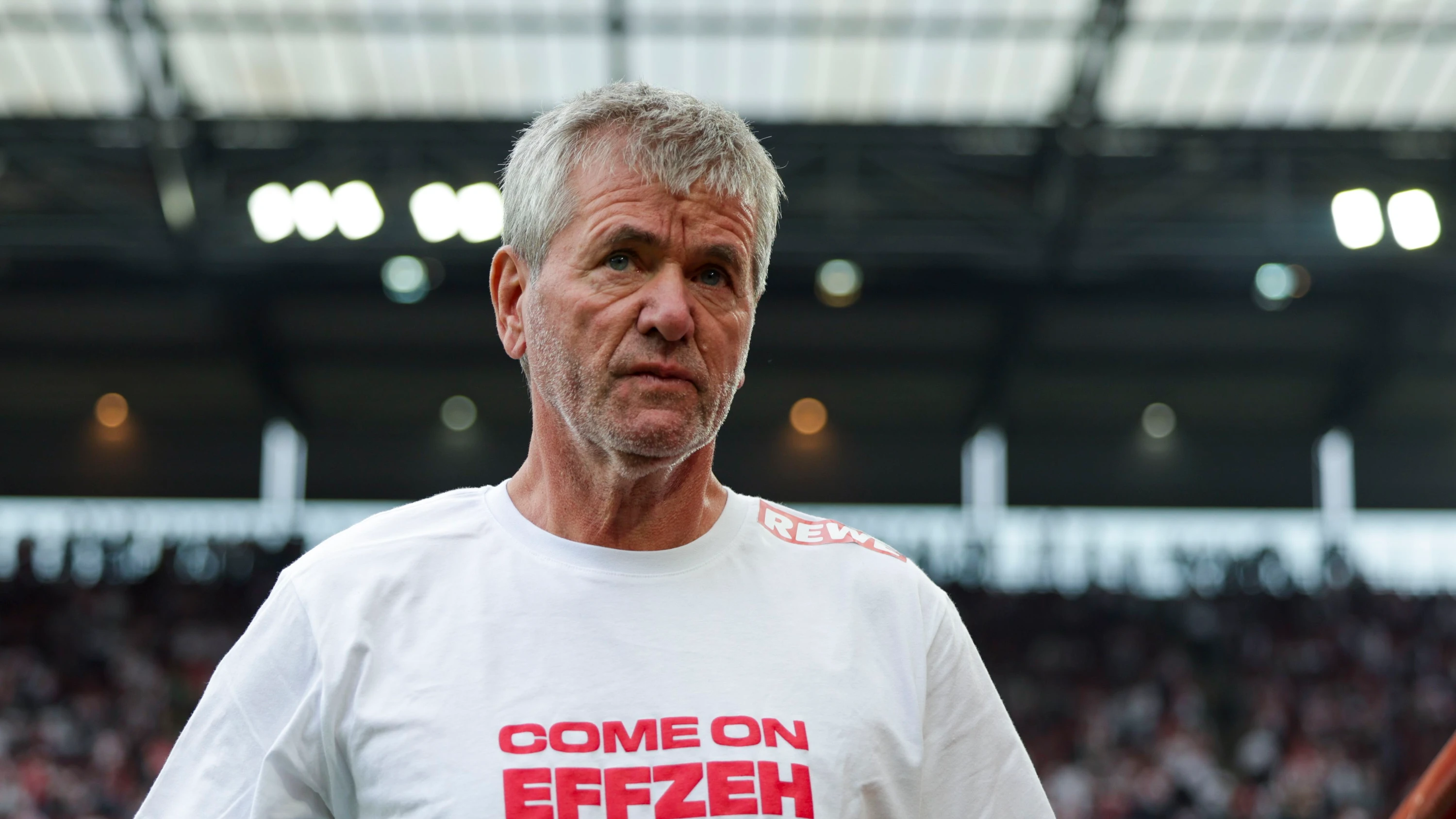 Selbst ist der Friedhelm: Funkel lässt Matthäus unterschreiben - EPA