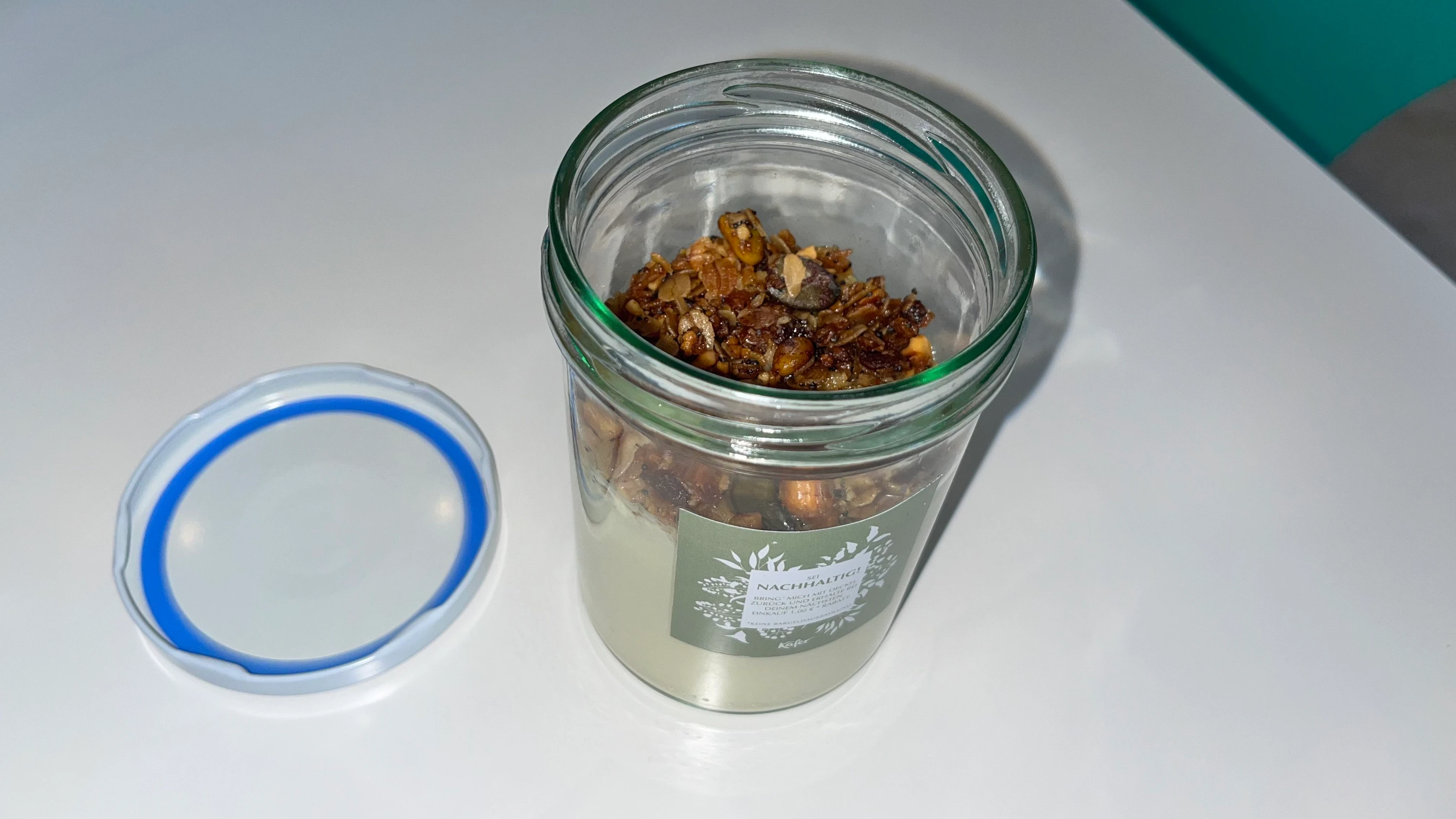 Orangenjoghurt mit Granola in der Cafeteria des Bundestags - Friederike Haupt