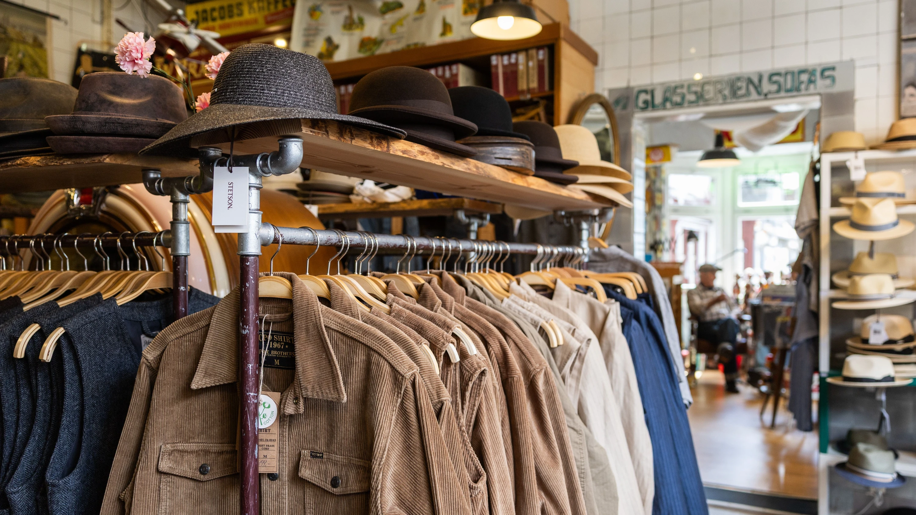 Kernig: „Markt 2“ in der Oberstadt von Marburg bietet Hosen, Hemden und Westen aus Raw Denim, Cord, Tweed und Leinen-Mix an, zudem Hüte nebst Kappen und Vintage-Vinyl. - Lucas Bäuml