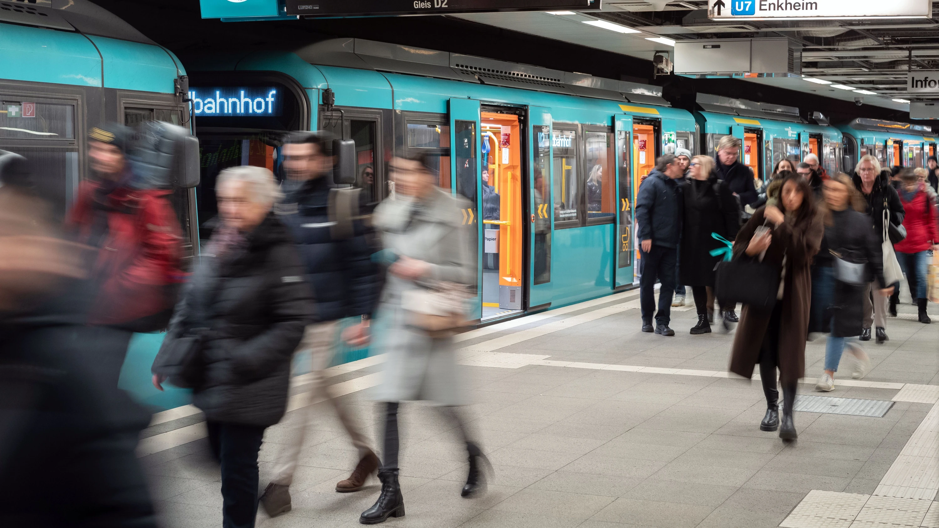Jetzt aber schnell: am U-Bahnhof Hauptwache in Frankfurt - Frank Röth