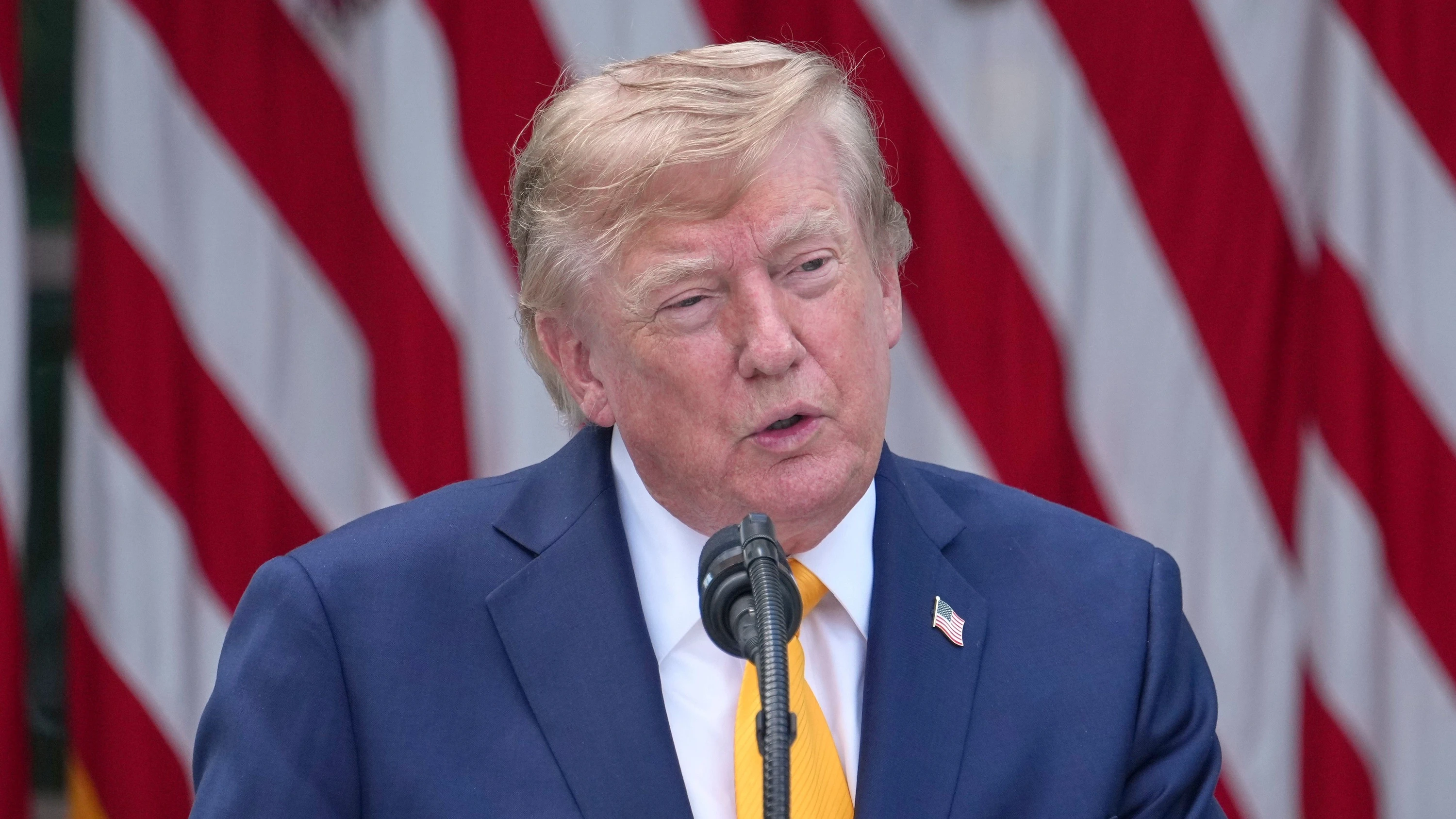 USA unter Trump: Trump zeigt Landkarte mit Grönland und Kanada als Teil der USA