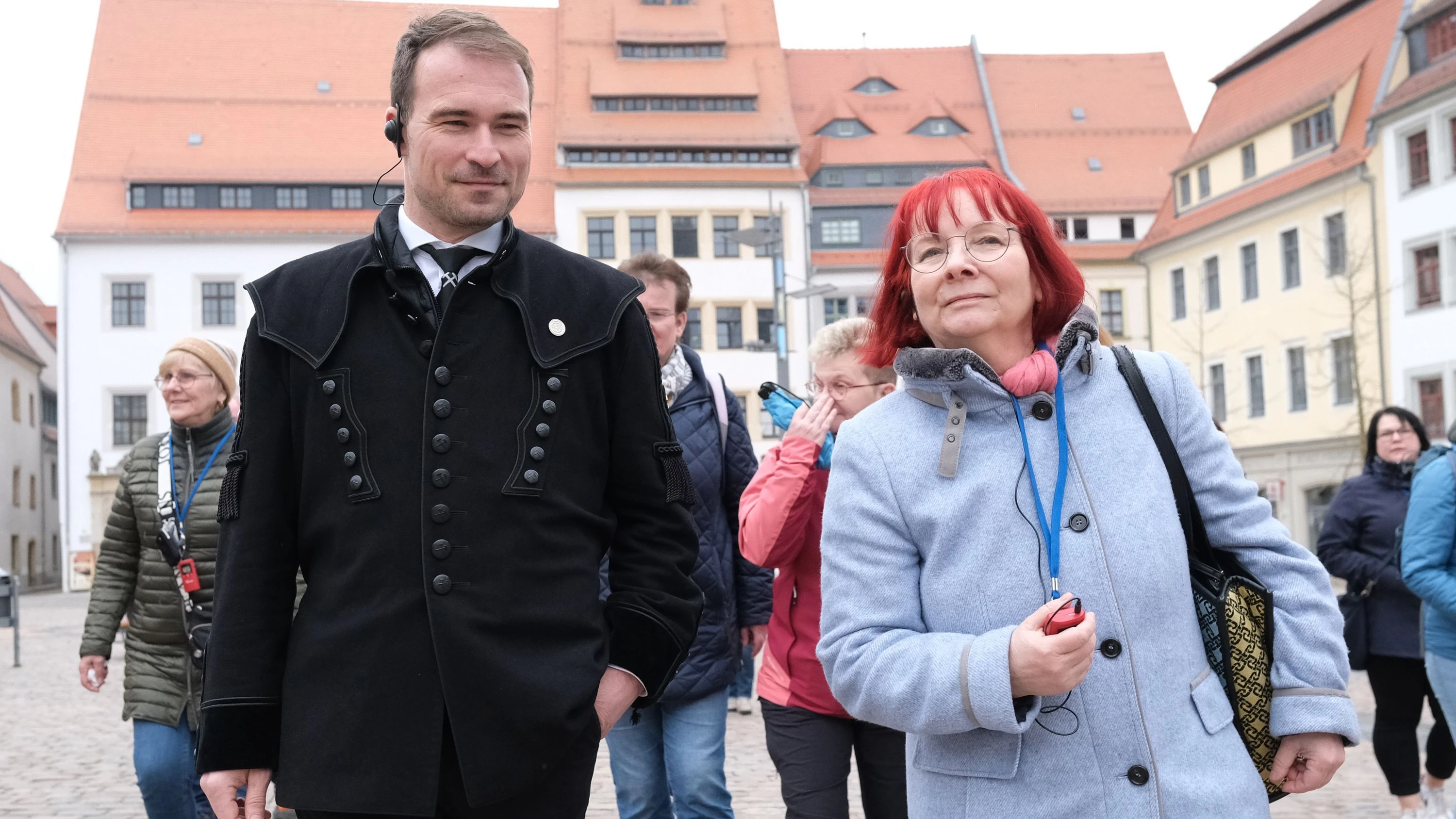 Der damalige designierte Freiberger Oberbürgermeister Philipp Preißler und die Autorin Sabine Ebert gehen im April über den Marktplatz in Freiberg. - dpa