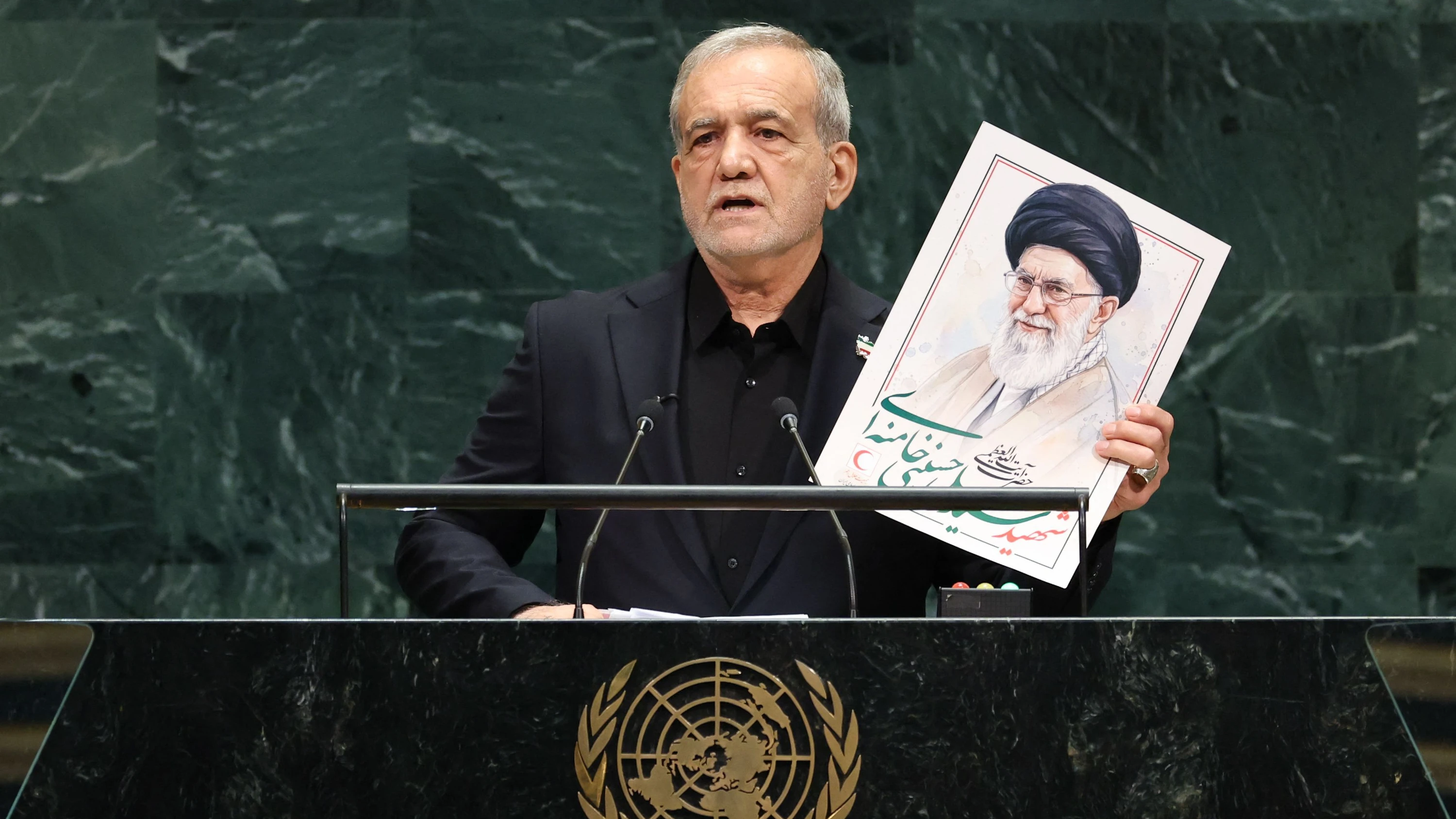 Liveblog Irankrieg: Irans Präsident hält Bild von Chamenei während UN-Generaldebatte hoch Liveblog Irankrieg: Irans Präsident hält Bild von Chamenei während UN-Generaldebatte hoch