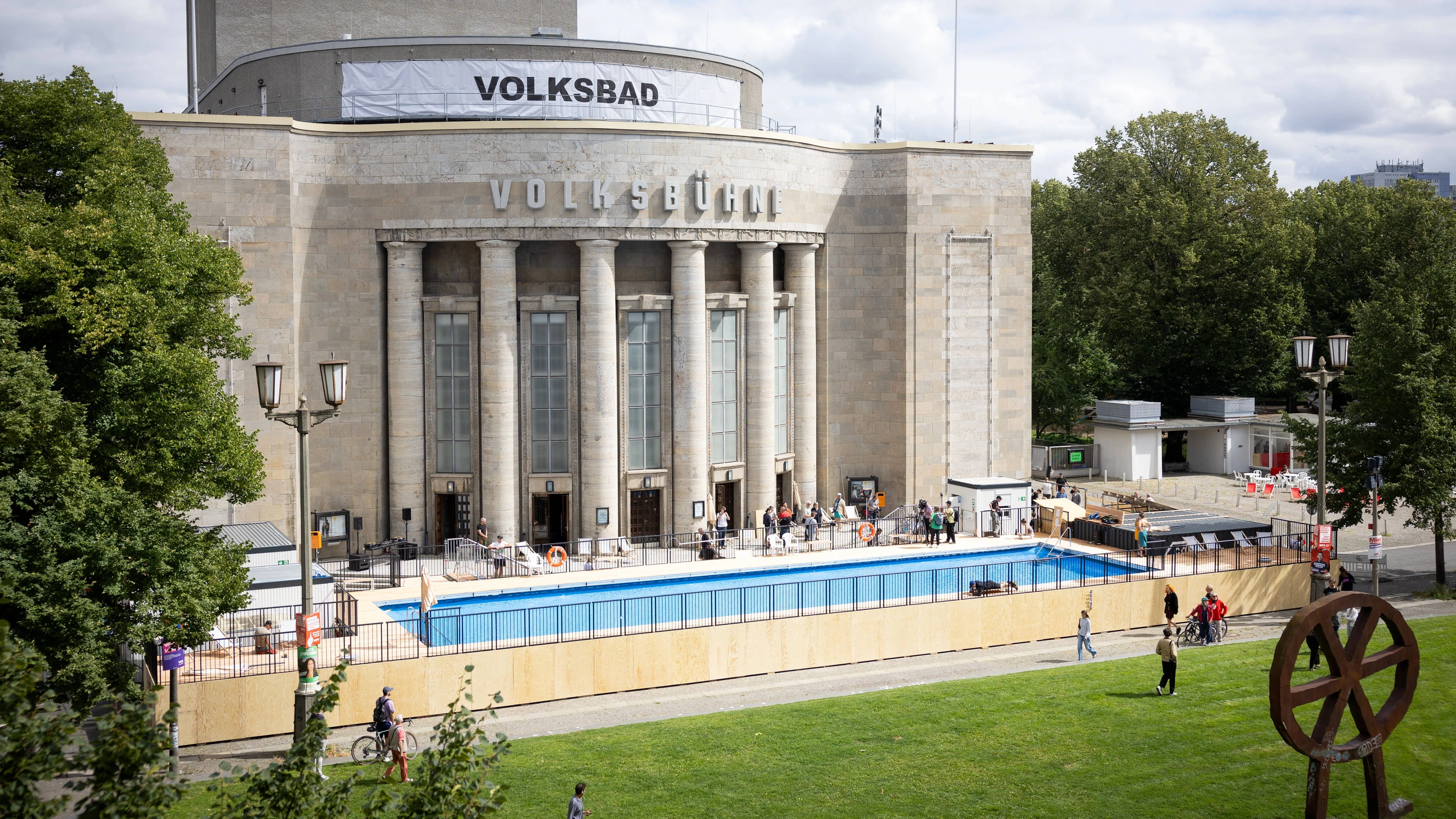 Theateraktion in Berlin: Wie ein Pool zum Skandal wurde