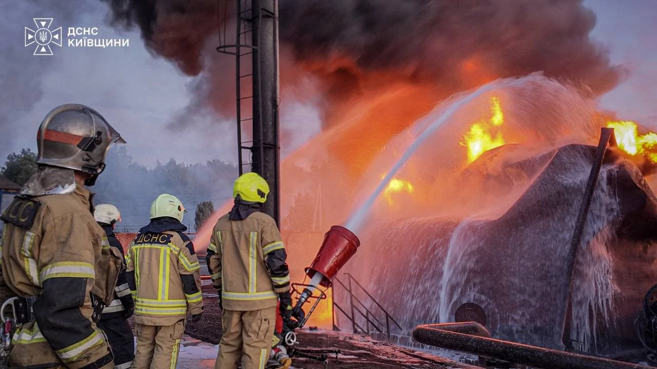 Rettungskräfte waren am Morgen am Ort eines russischen Angriffs in der Region Kiew im Einsatz. - AFP
