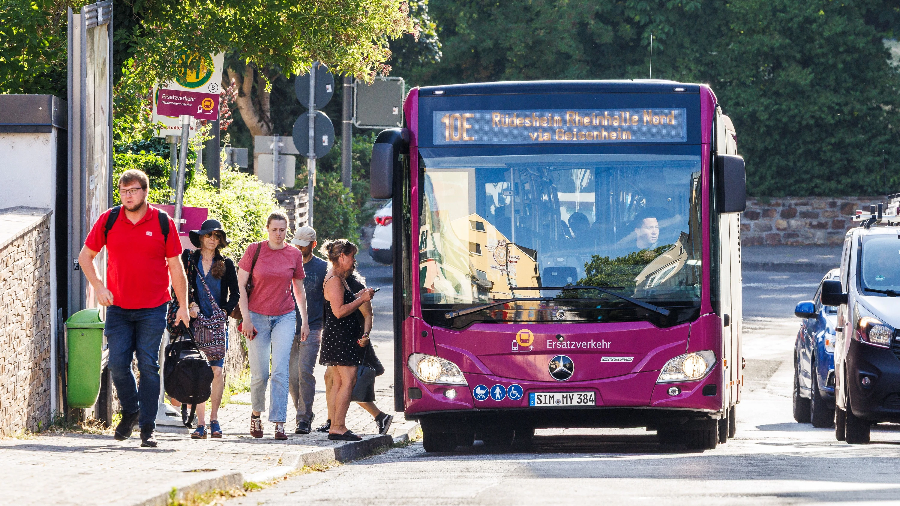 Fahrgäste an einer Ersatzhaltestelle an der Gutenbergstraße in Eltville - Lando Hass