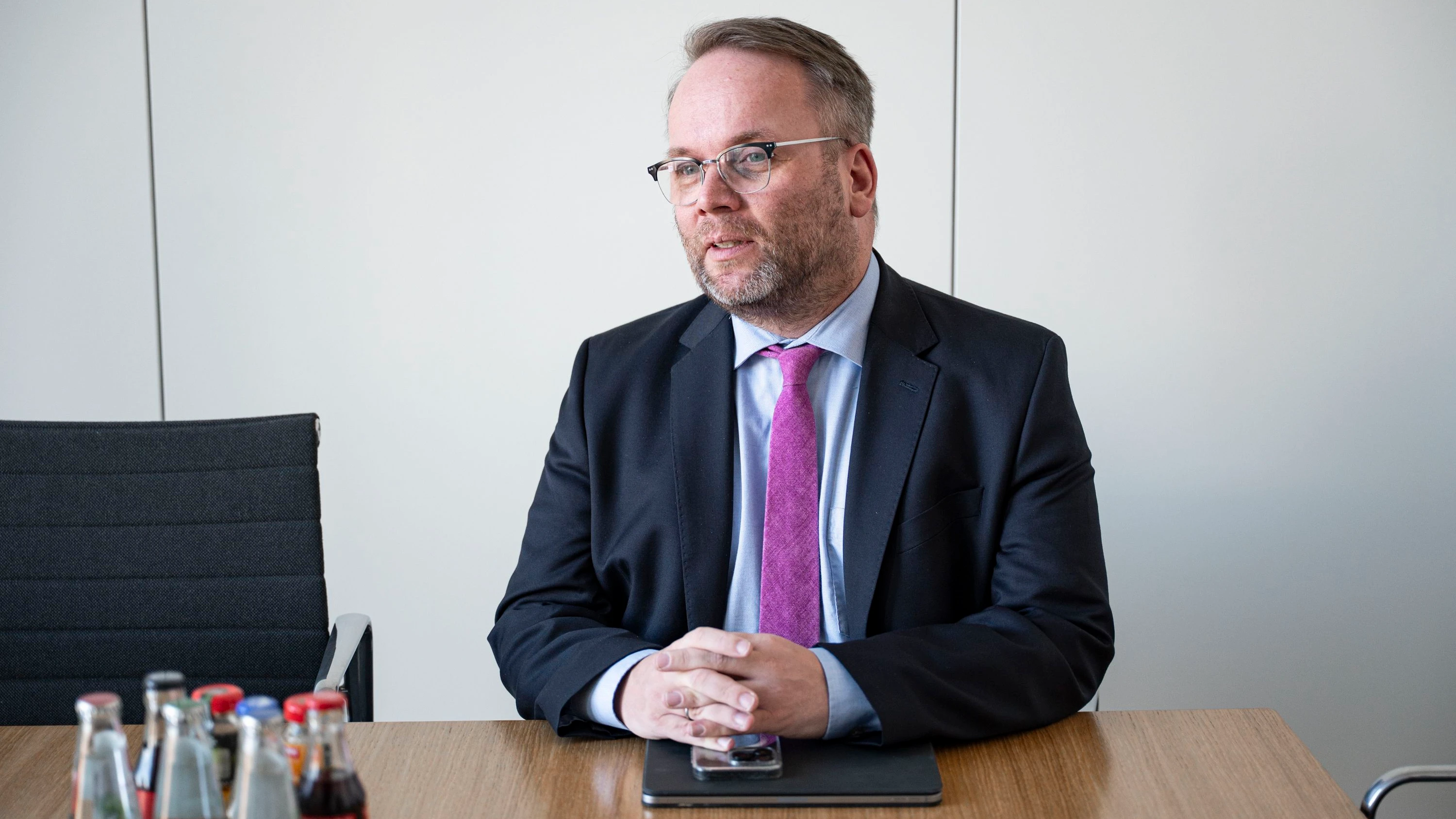 Fördert queere Kinder- und Jugendliteratur: Timon Gremmels, hessischer Wissenschaftsminister, hier im März 2025 zu Besuch bei der F.A.Z. - Sophie Boyer