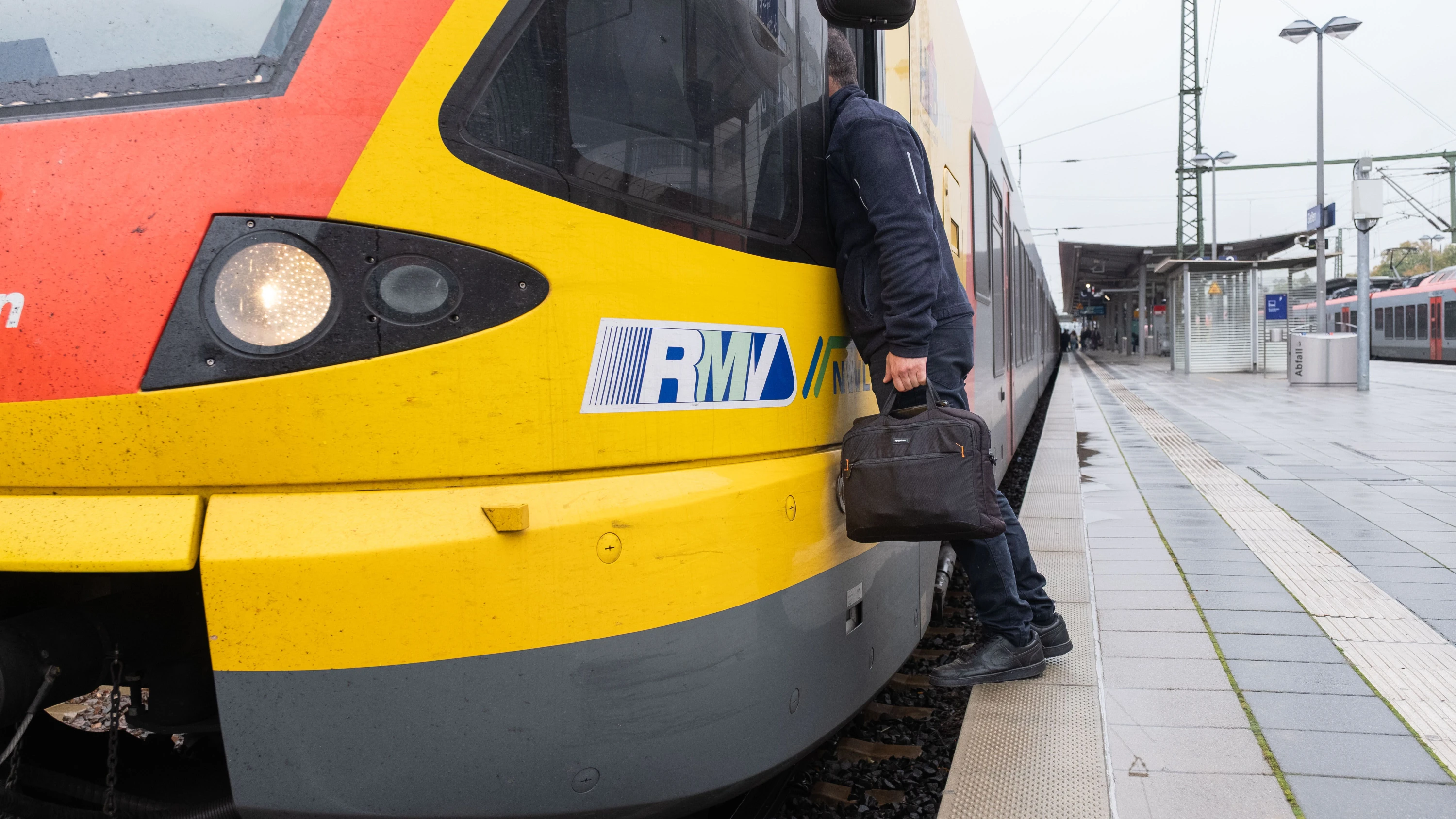 Bild: Rhein-Main-Liveblog: Bahnstrecke Frankfurt-Gießen noch tagelang gesperrt