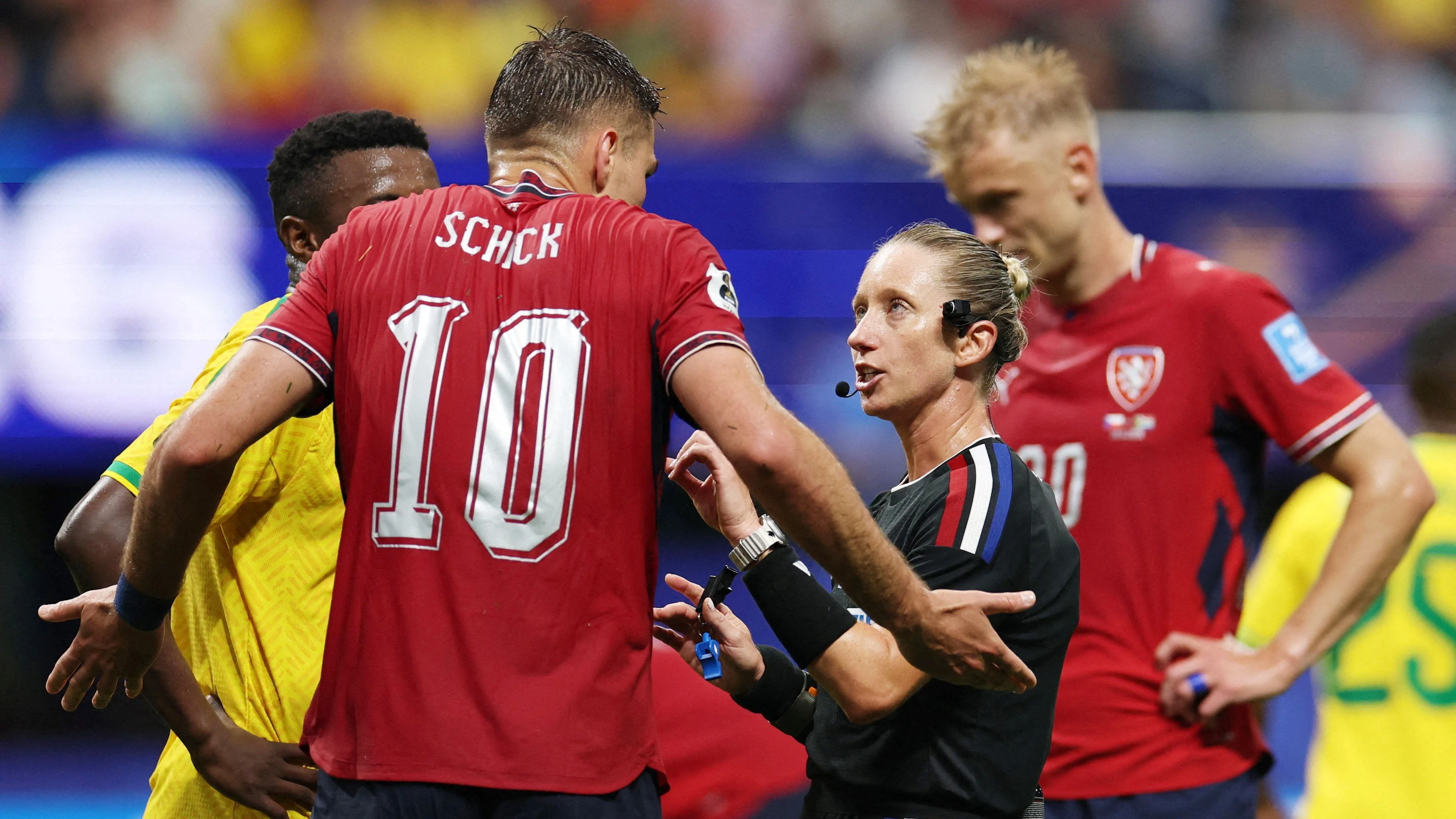 Frauen bei Fußball-WM: „Ein Fehler einer Schiedsrichterin ist ein Fehler aller Schiedsrichterinnen“