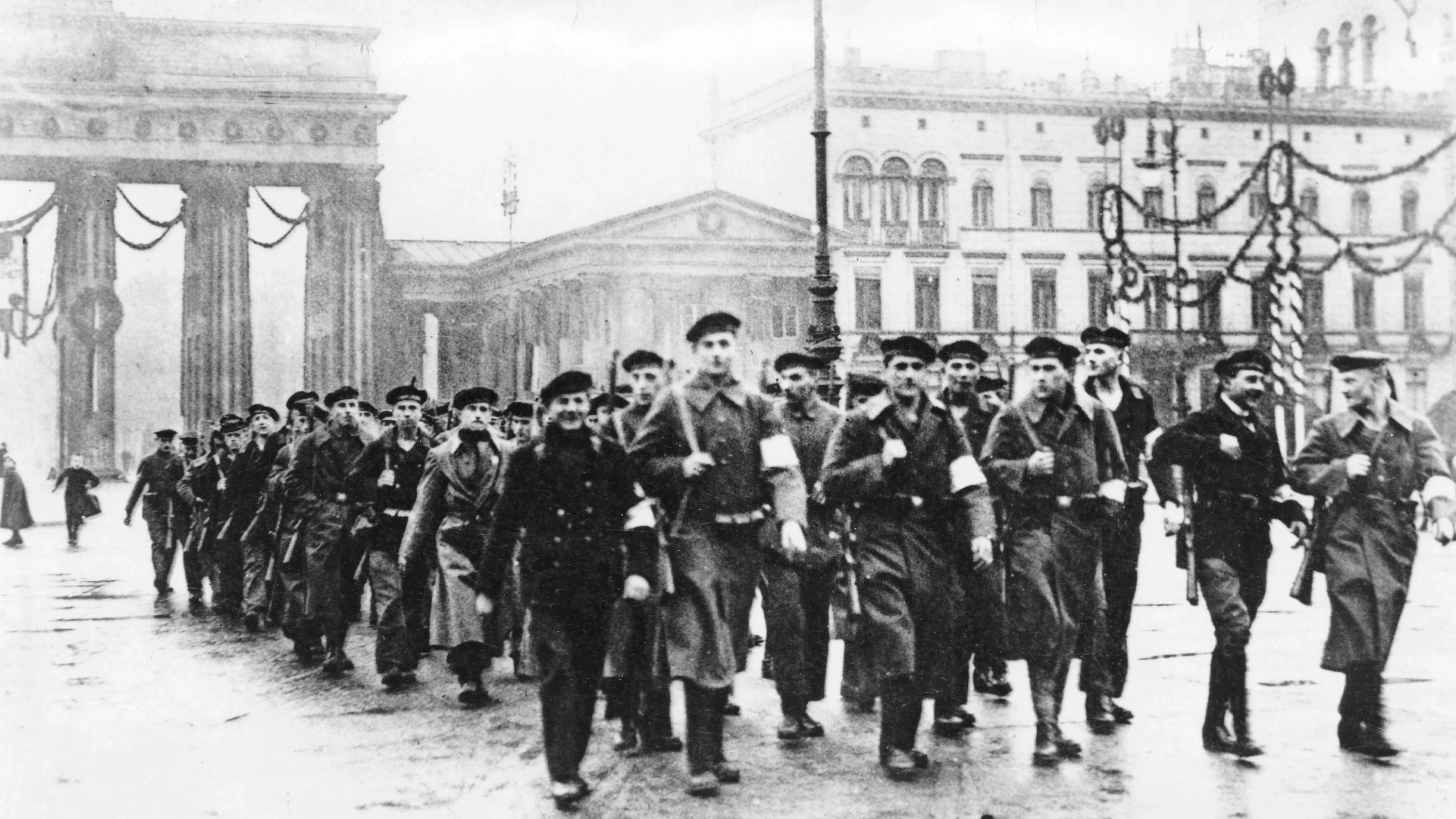 Novemberrevolution 1918/1919: Revolutionäre Matrosen marschieren auf dem Pariser Platz am Brandenburger Tor in Berlin - Picture Alliance