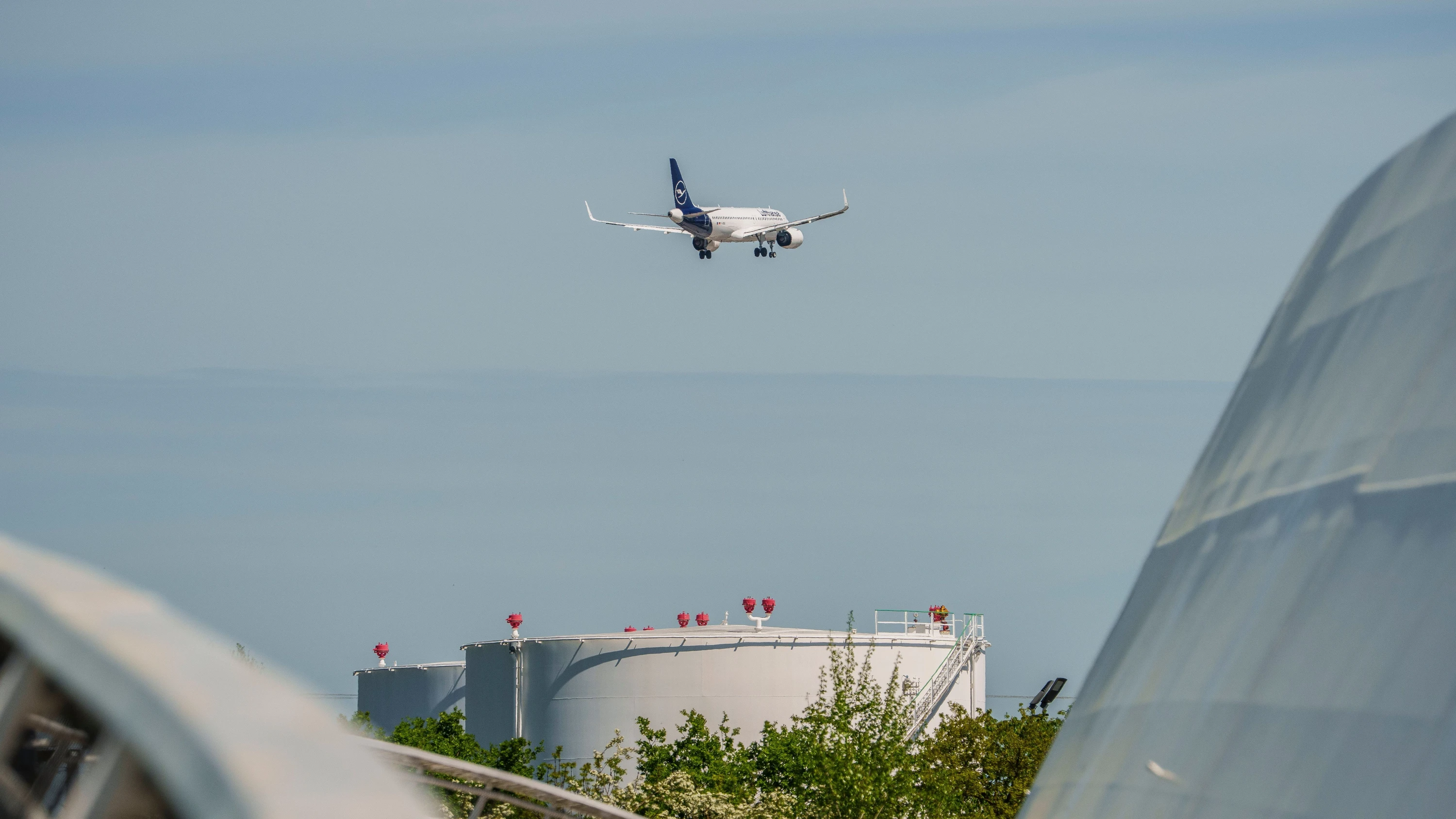 Eine Lufthansa-Maschine überfliegt beim Anflug auf Frankfurt das Tanklager von Unitank. - dpa