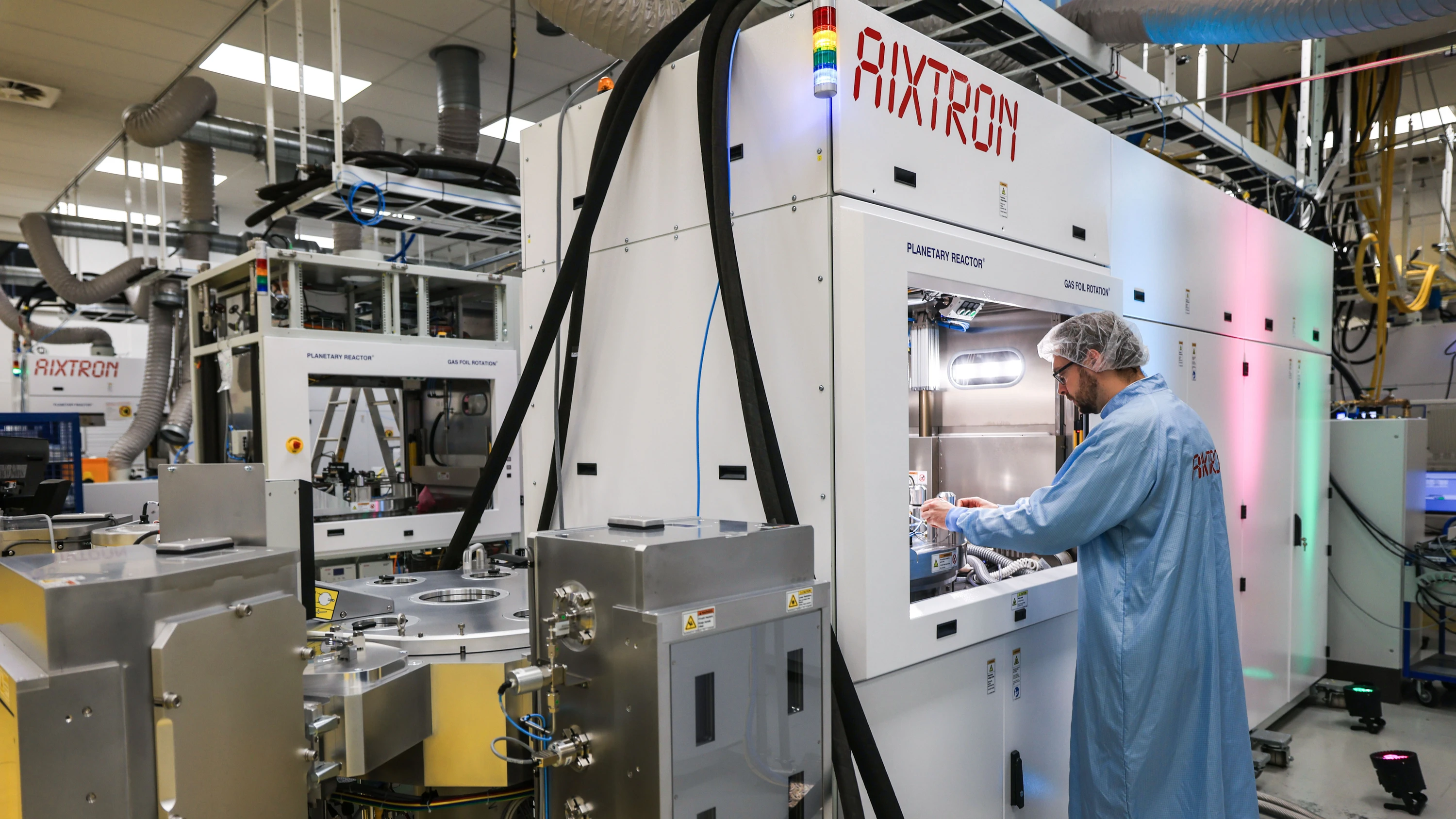 Ein Mitarbeiter von Aixtron arbeitet an der Produktion einer Halbleiterbeschichtungsanlage. - Picture Alliance