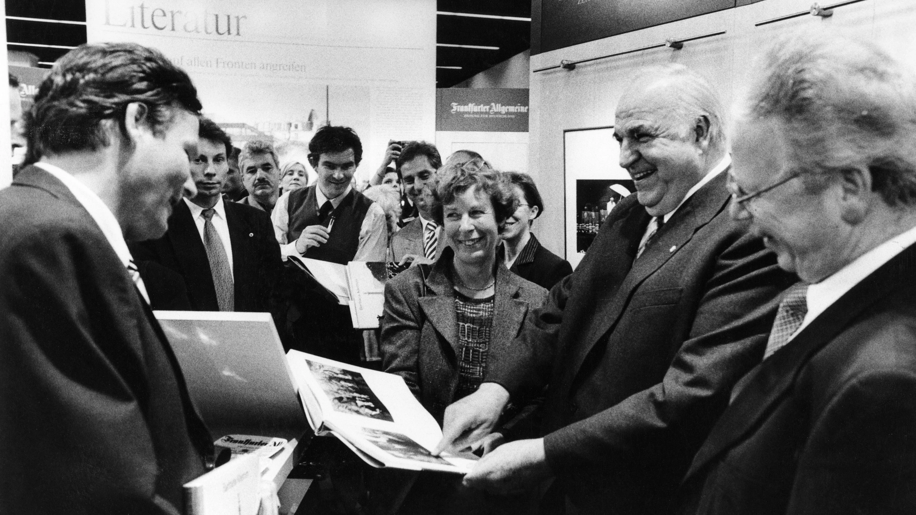 Buchmesse im Jahr 1990: Tag der Deutschen Einheit Buchmesse im Jahr 1990: Tag der Deutschen Einheit