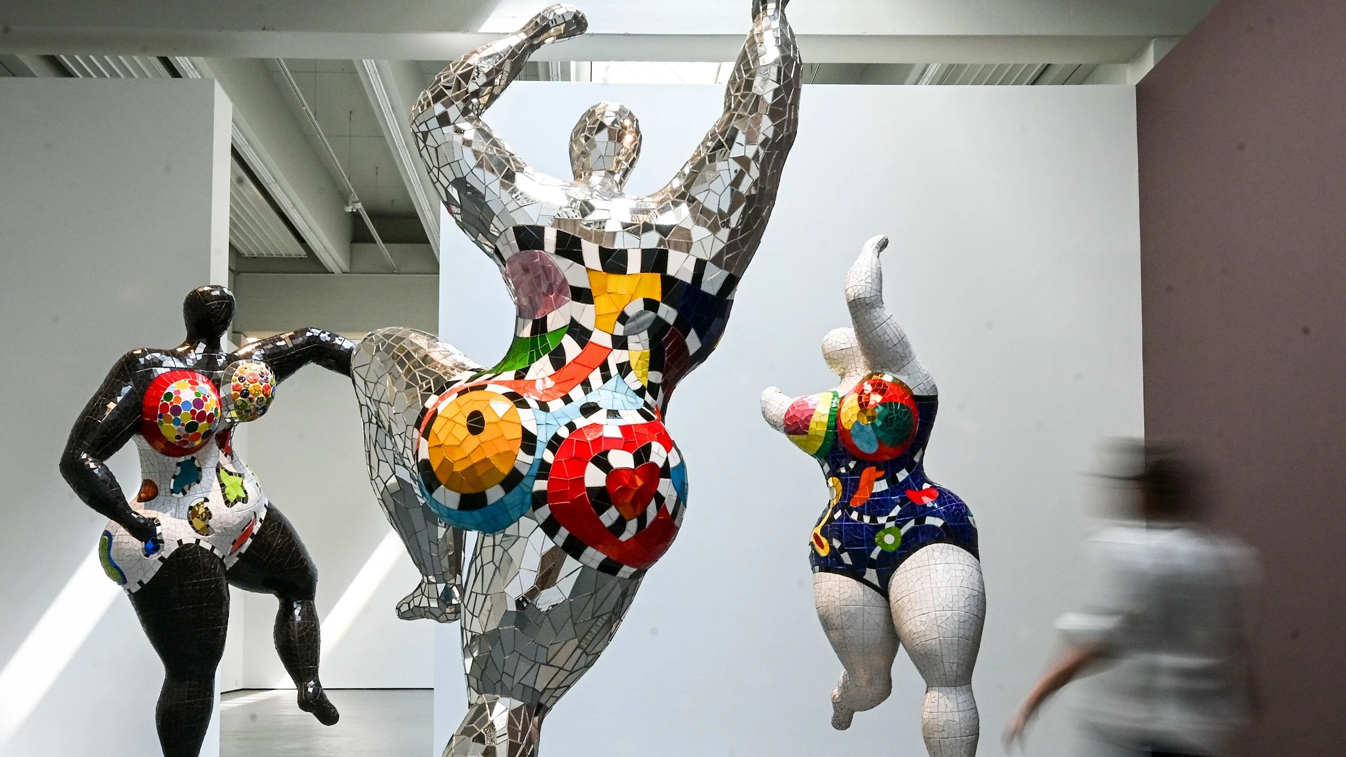 Die drei Grazien von Niki de Saint Phalle, die sie für den Berliner Lützowplatz entwarf, in der Galerie Judin in Berlin - dpa/VG Bild-Kunst, Bonn 2026