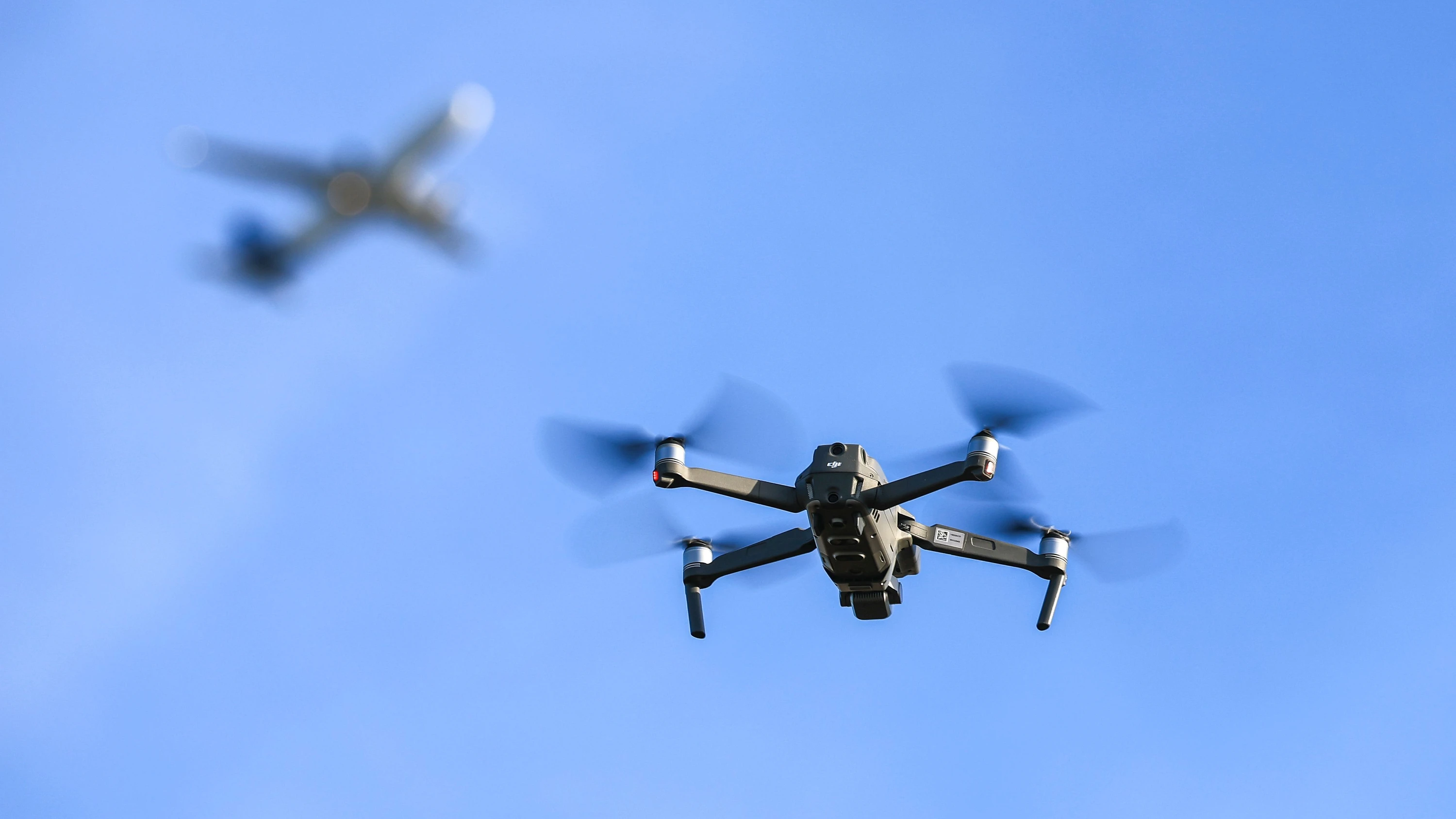 Bedrohungslage: Die Landesregierung und das Landeskommando der Bundeswehr wollen Hessen auf Drohnenattacken gegen Flughäfen und andere hybride Angriffe vorbereiten. - dpa