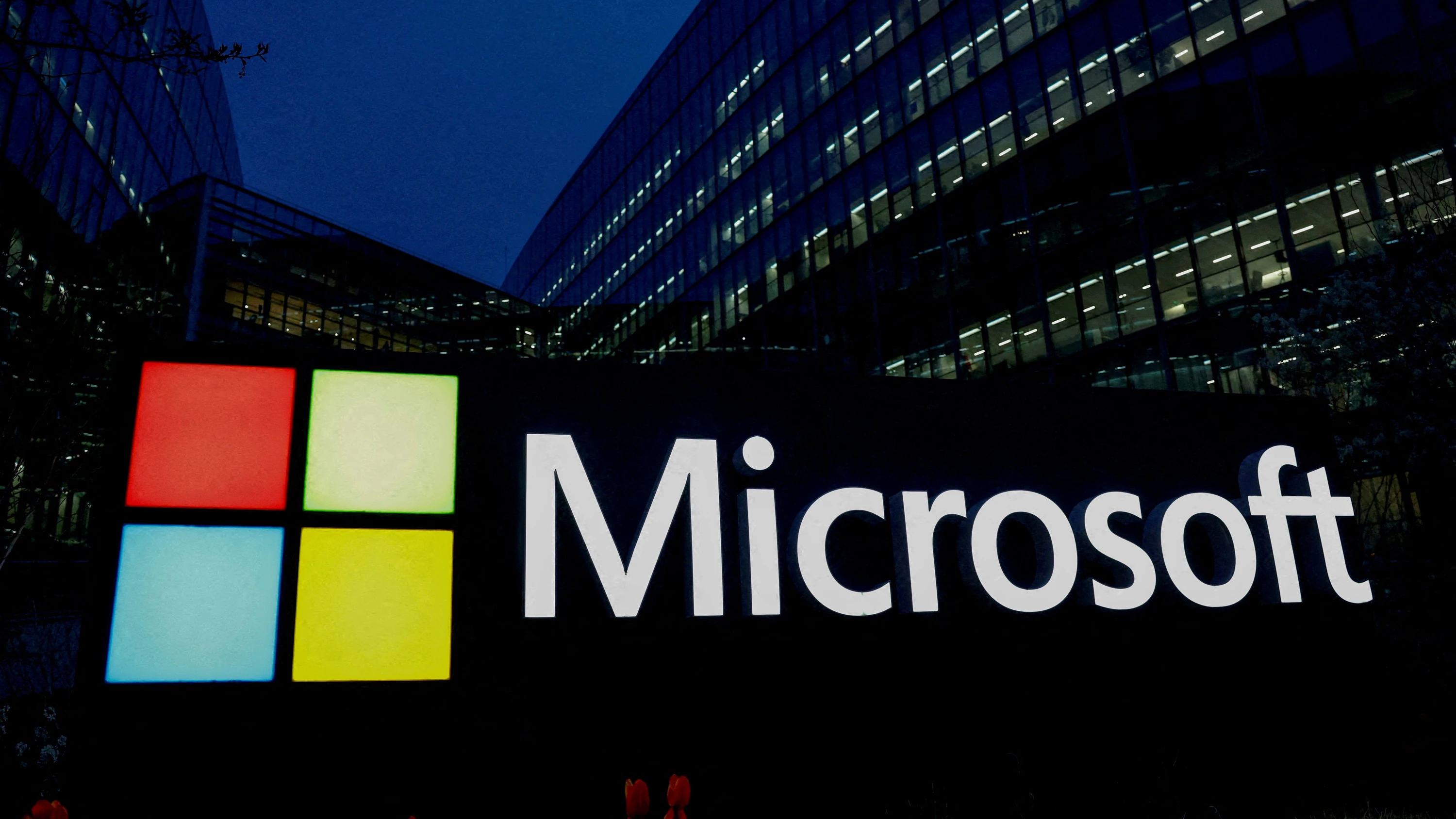 Durch die hohen Kosten für den Aufbau neuer Rechenzentren müssen Tech-Unternehmen wie Microsoft an Personal sparen. - Reuters