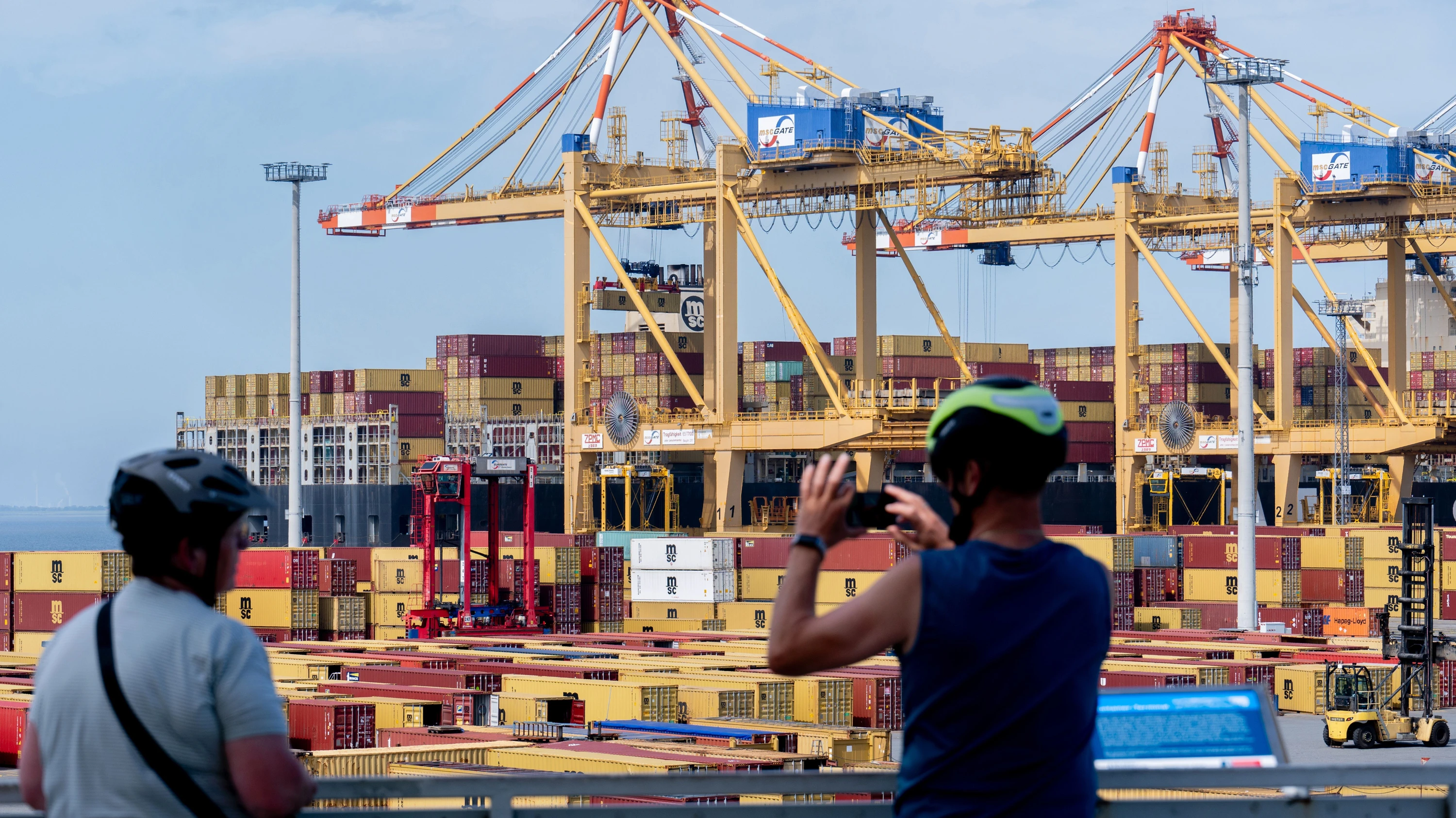 Containerbrücken stehen im Containerhafen in Bremerhaven. - dpa