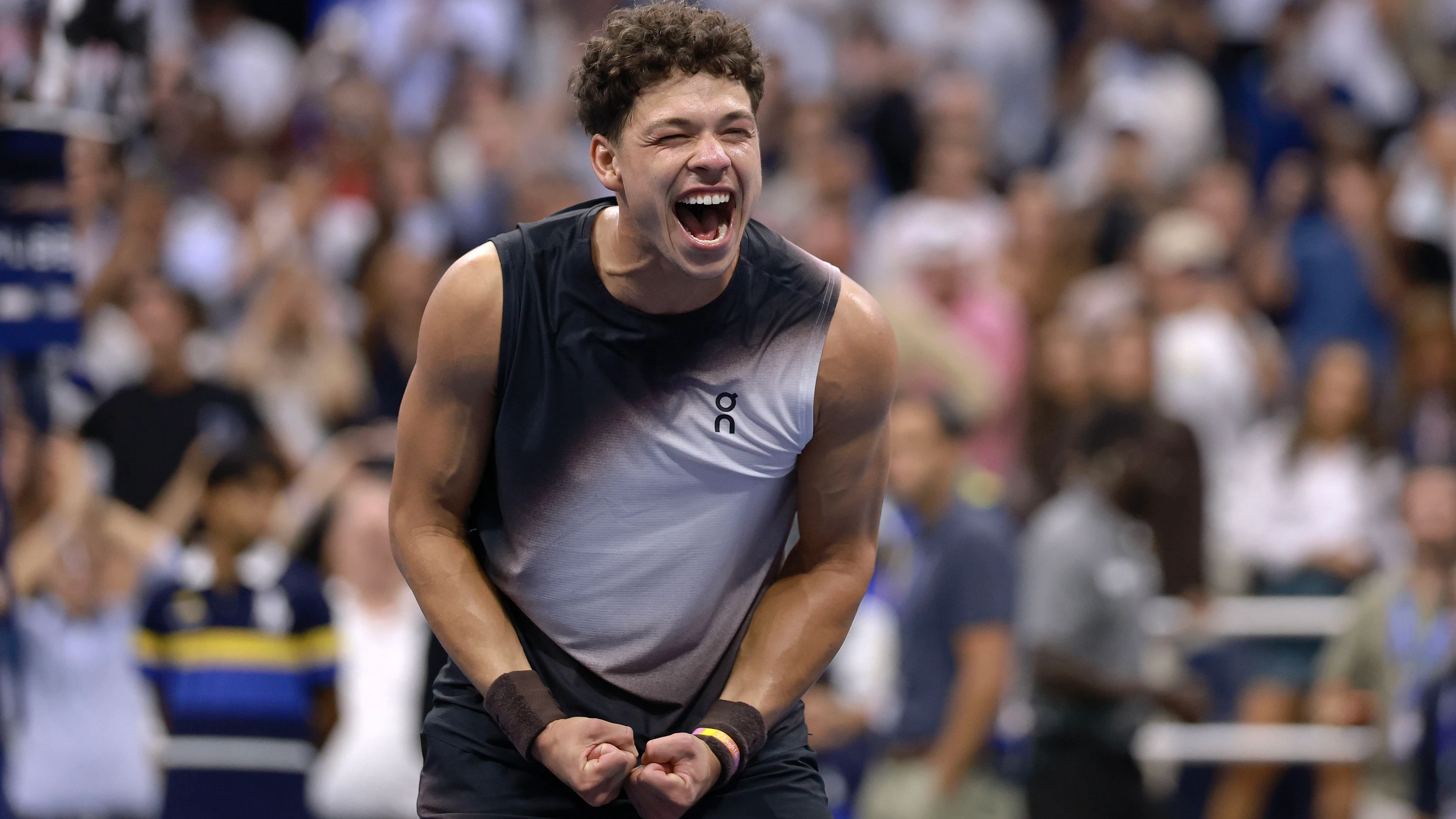 Lässt die Erde erzittern! Ben Shelton besiegt im Viertelfinale den Spanier Carlos Alcaraz. - EPA