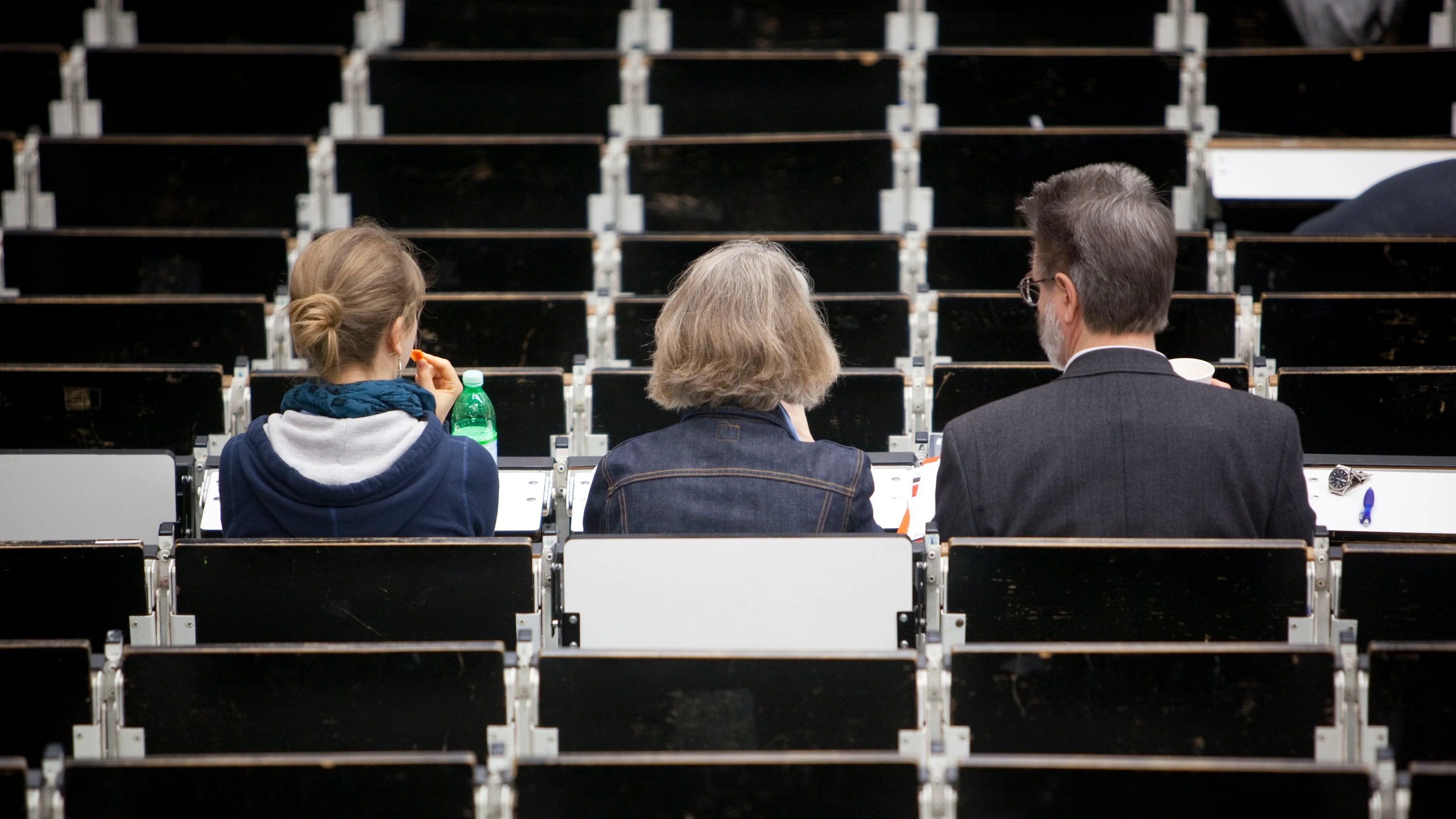 Eltern-Kind-Beziehung: Wenn die Eltern vor dem Hörsaal stehen