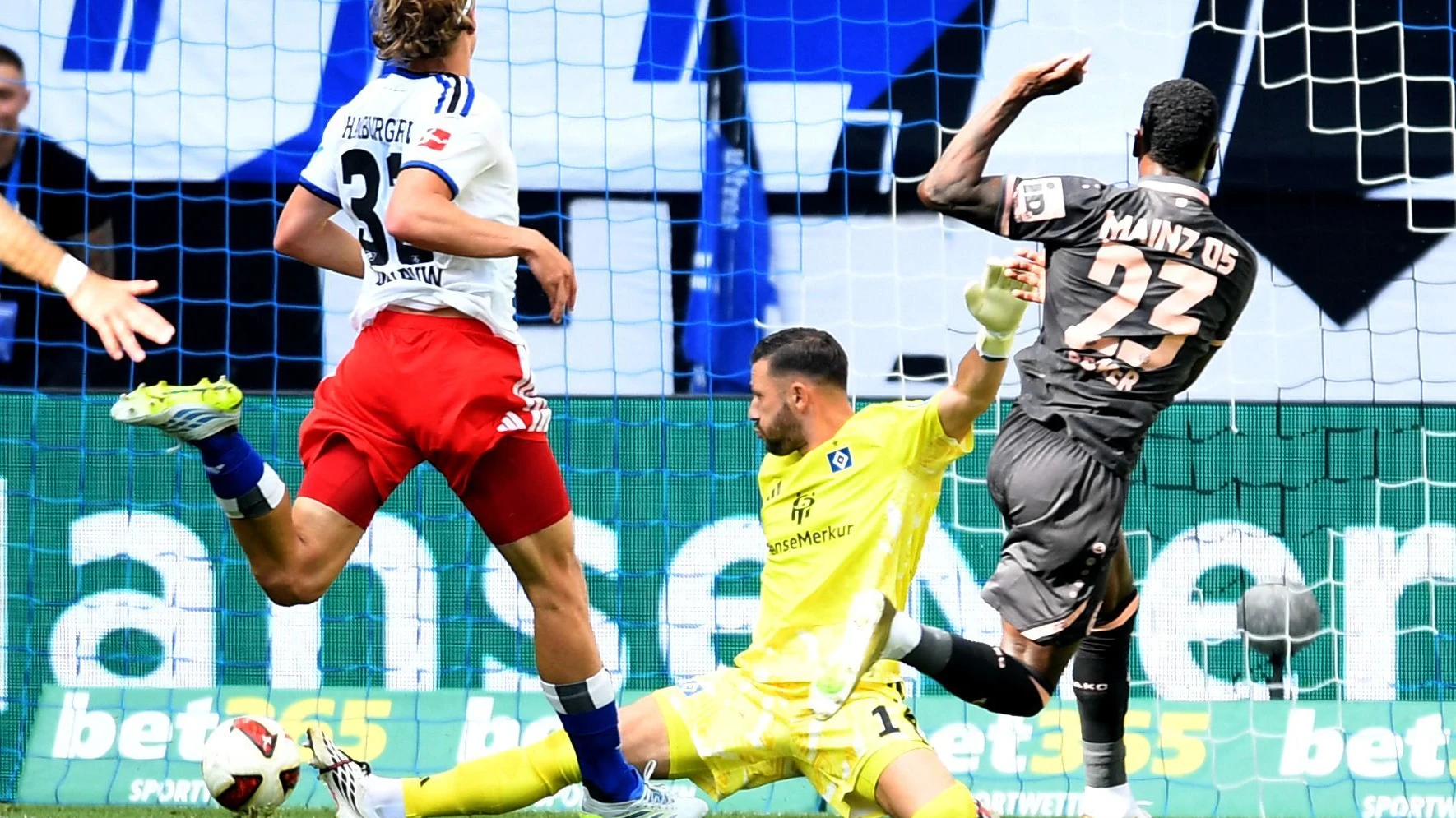 Im Volksparkstadion: Der Mainzer Sheraldo Becker (rechts) überwindet HSV-Torwart Daniel Heuer Fernandes bei seinem Tor zum zwischenzeitlichen 1:0. - dpa