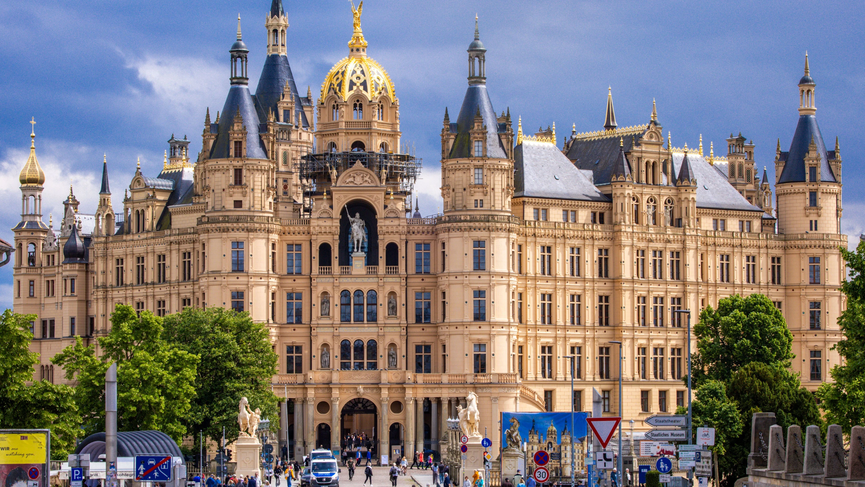 Das Schweriner Schloss beherbergt den Landtag von Mecklenburg-Vorpommern. - dpa