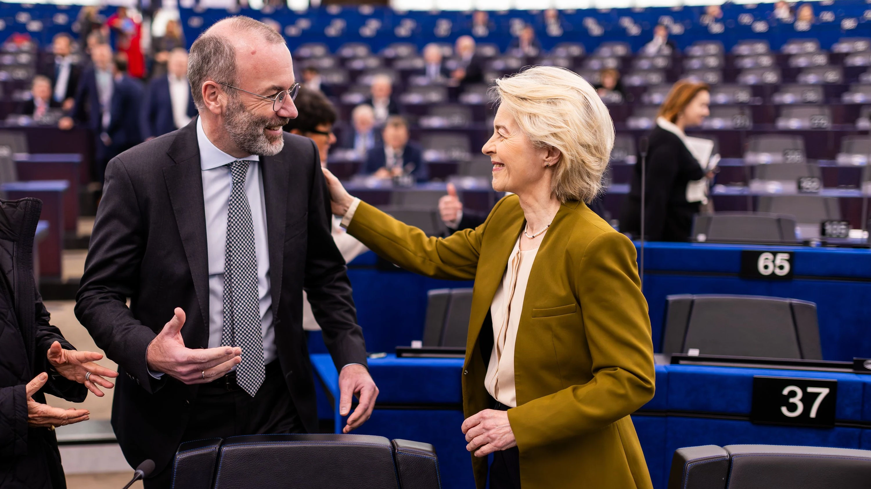 Ursula von der Leyen (CDU), Präsidentin der Europäischen Kommission, und Manfred Weber (CSU), Fraktionsvorsitzender der Fraktion EVP. - dpa