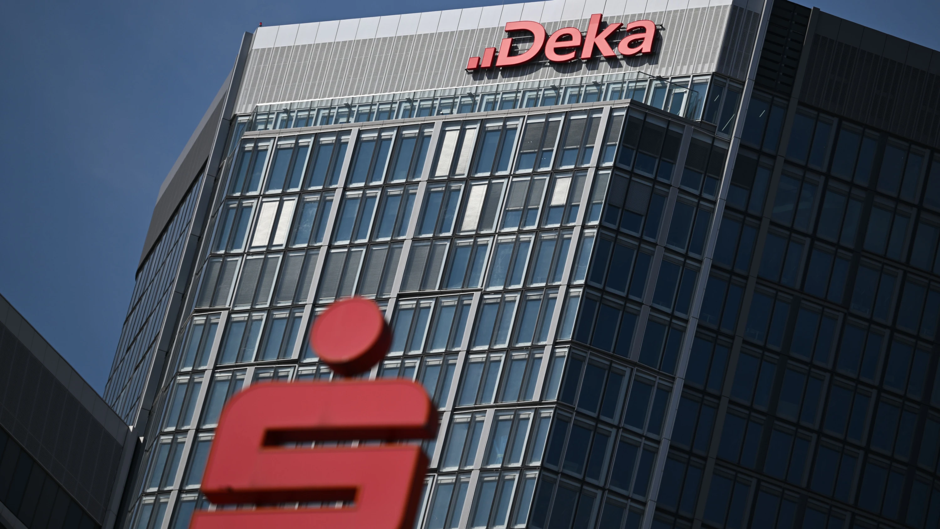 Fondsgesellschaft der Sparkassen: Deka verkauft so viele Wertpapiere wie noch nie