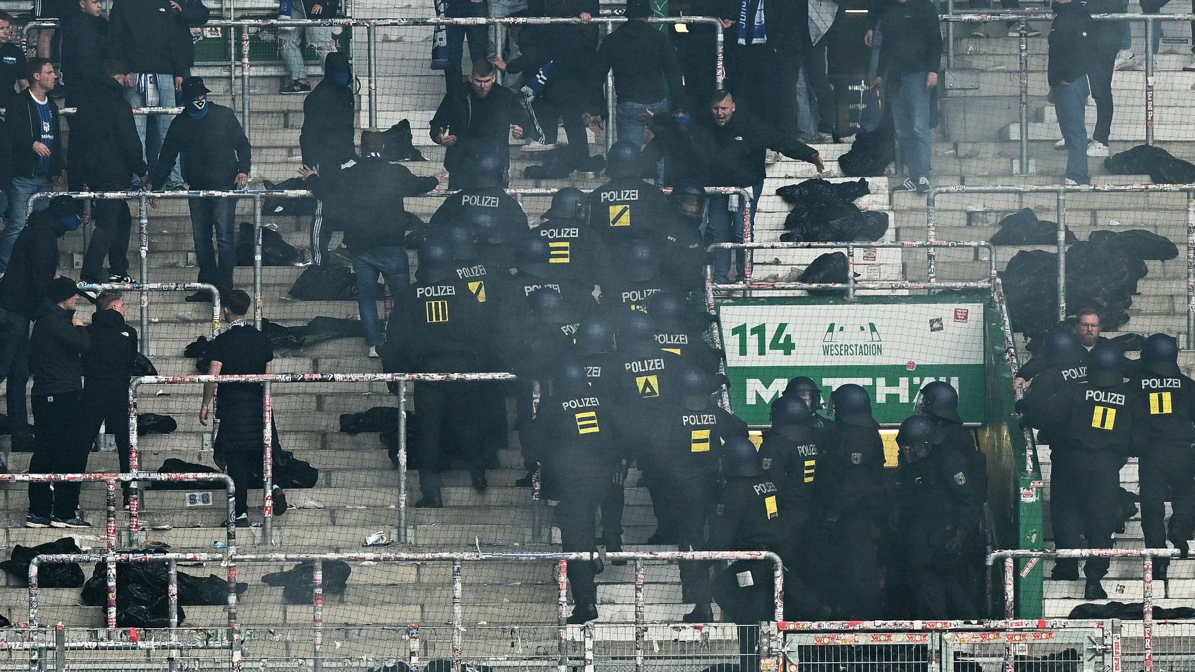 Polizeieinsatz im Gästeblock: Leuchtraketen auf Fans und Spieler gefeuert: Fan-Randale nach Nordderby