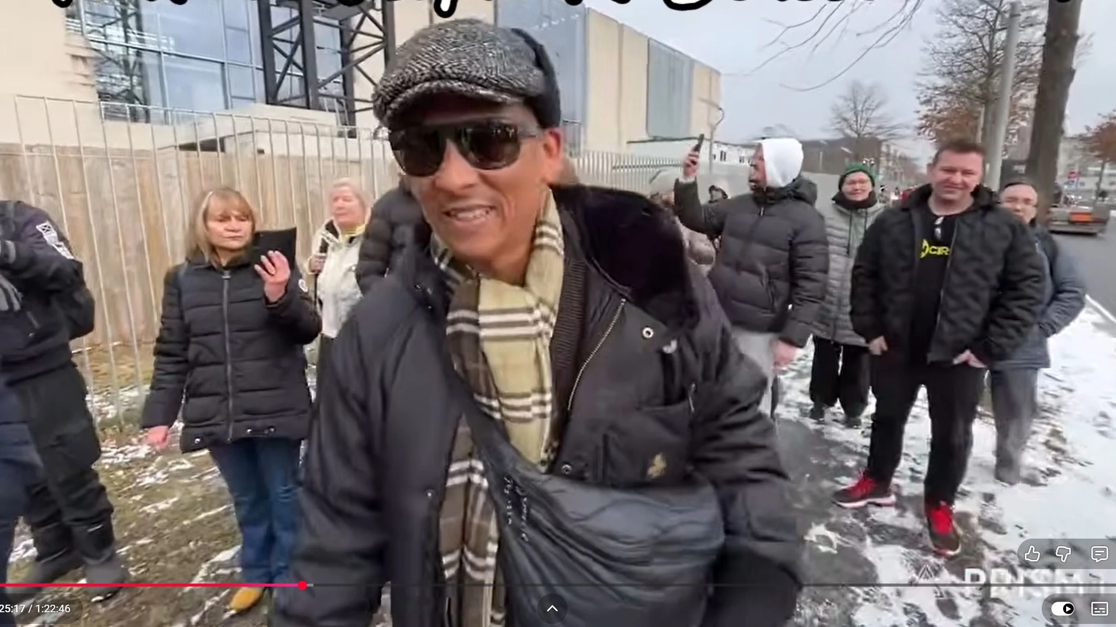 Naidoo schwurbelt wieder: „Die fressen unsere Kinder, das wissen Sie schon?“