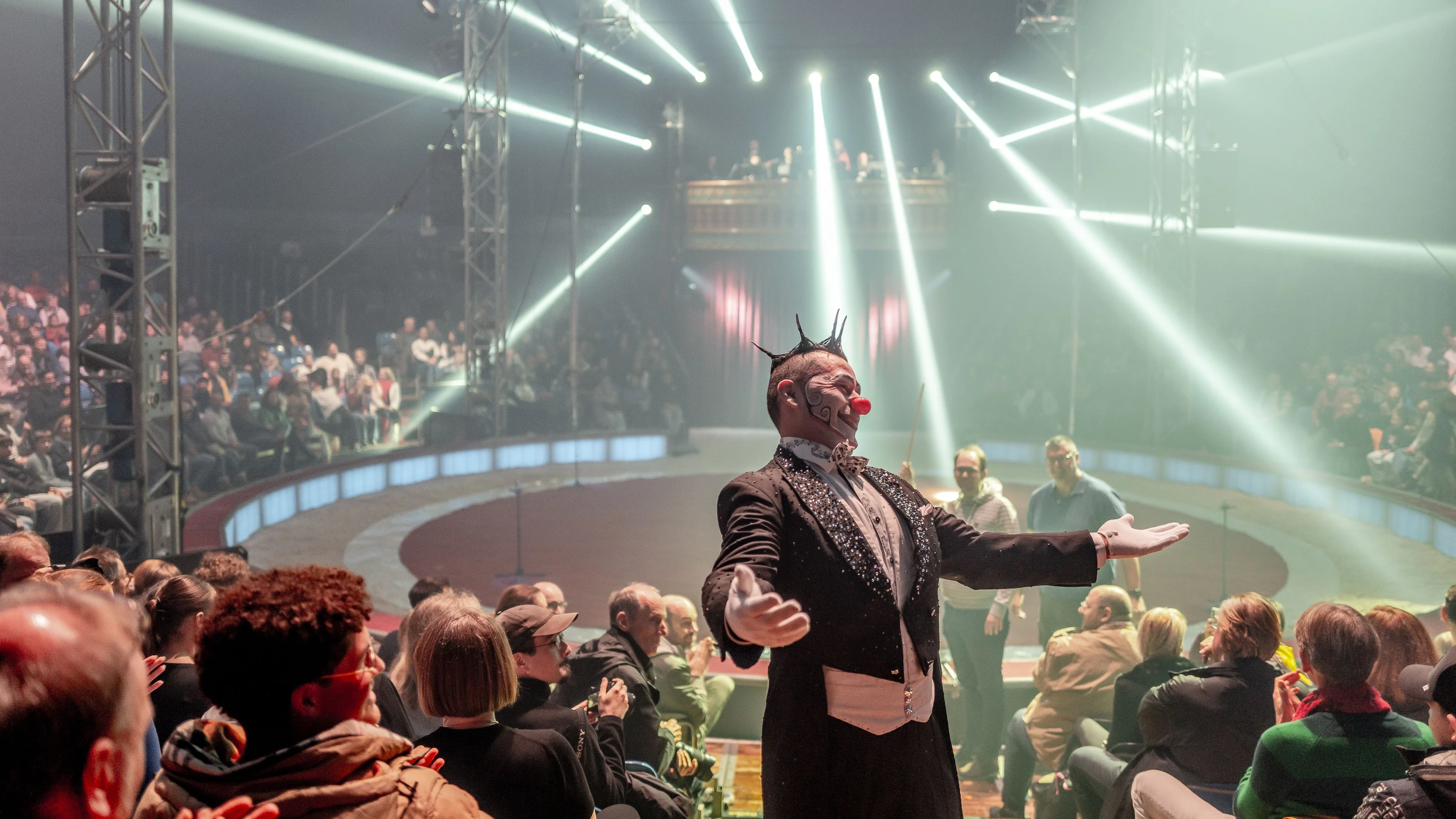 Artistik im Winter: Warum es in so vielen Städten einen Weihnachtszirkus gibt