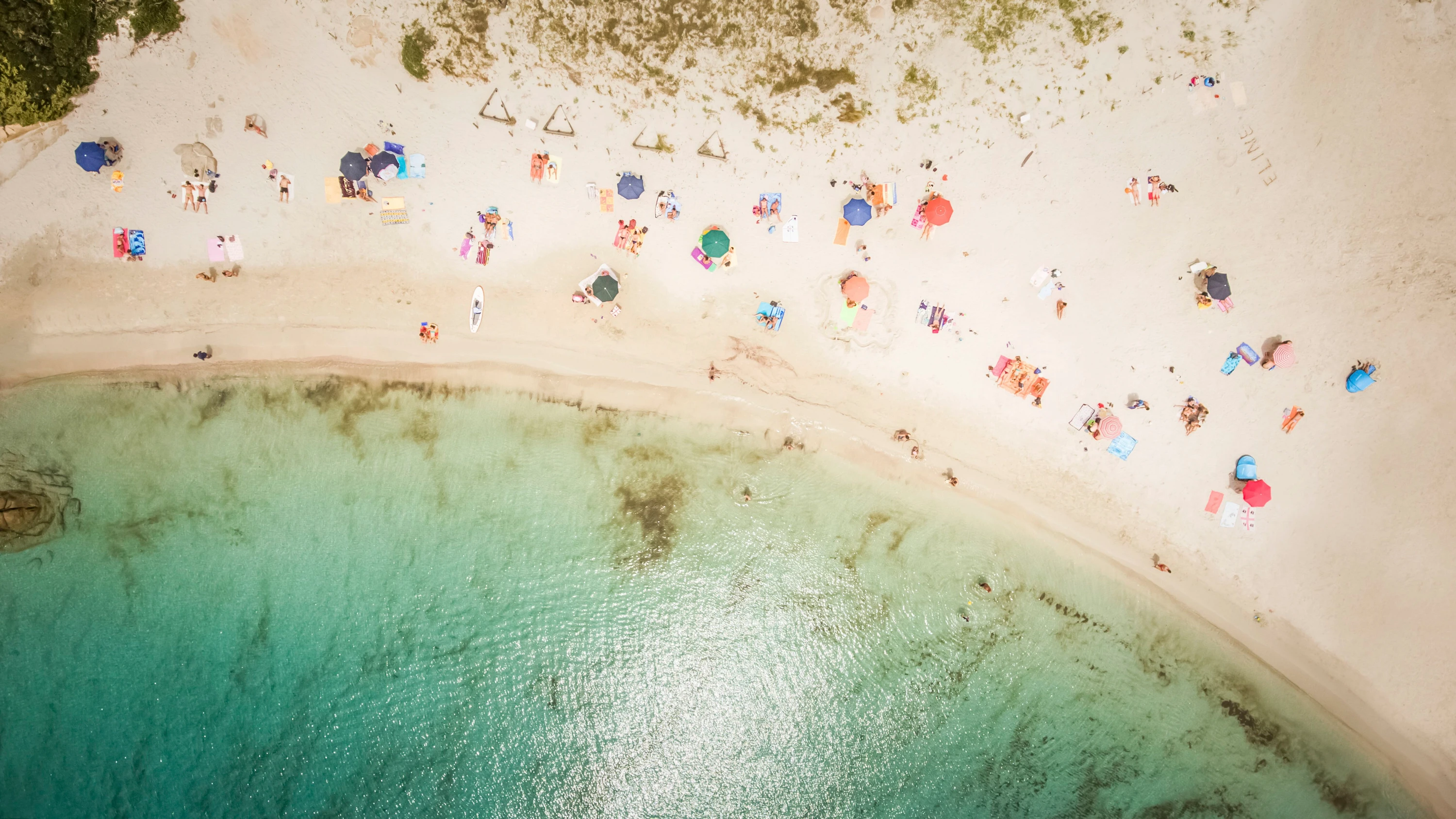 Bild: Strand auf Sardinien: Wer zwischen zehn und 65 Jahre alt ist, darf keinen Sonnenschirm mitbringen
