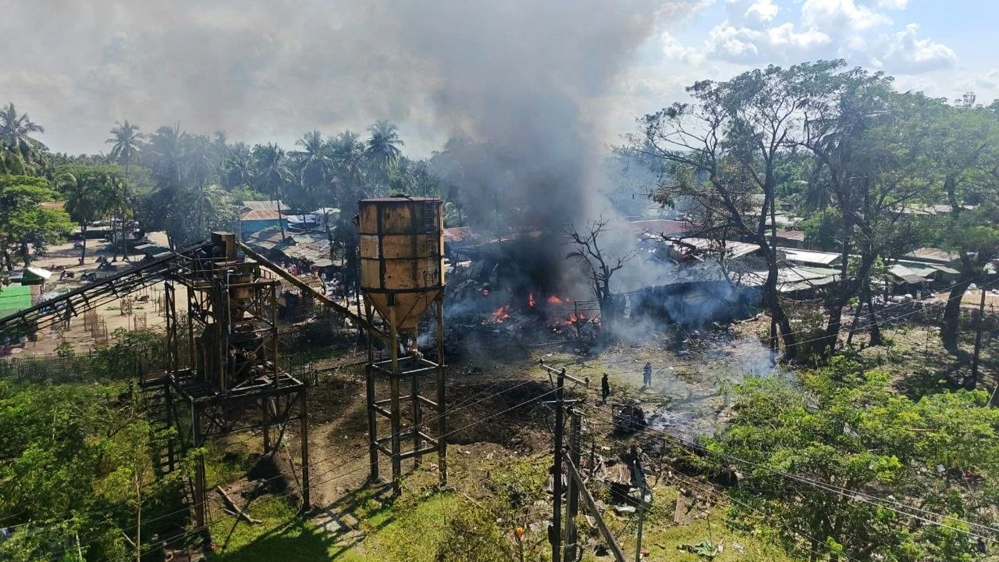 Mindestens 50 Tote: Regimestreitkräfte bombardieren Markt in Myanmar Mindestens 50 Tote: Regimestreitkräfte bombardieren Markt in Myanmar