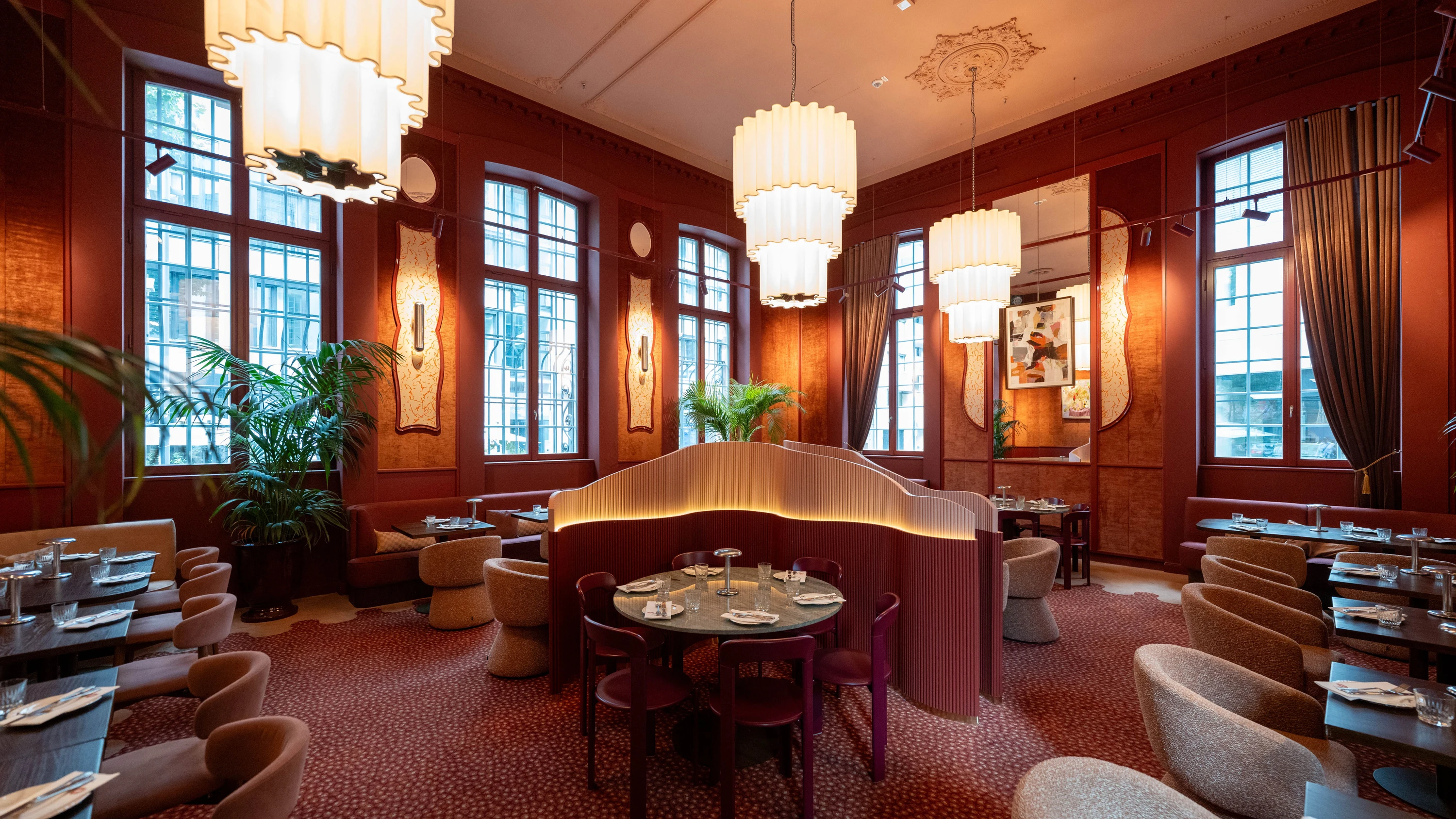 Moderne Eleganz an historischer Stelle: einer der beiden Gasträume im Restaurant „Princess“ im Palais Thurn und Taxis in der Frankfurter Innenstadt - Wonge Bergmann
