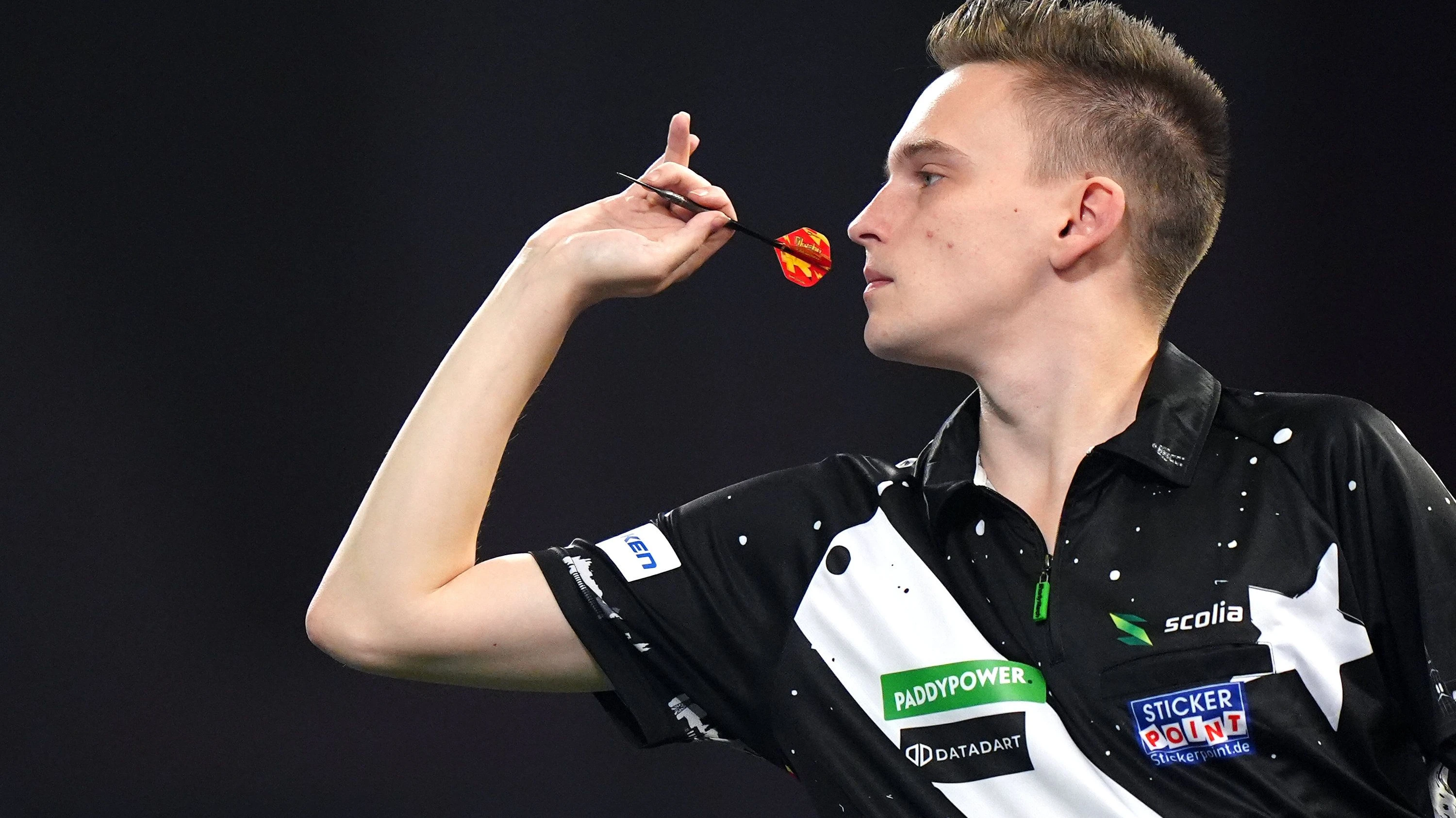 trotz gesundheitlicher SchwierigkeiteN: Pietreczko schafft Sprung in die zweite Runde der Darts-WM