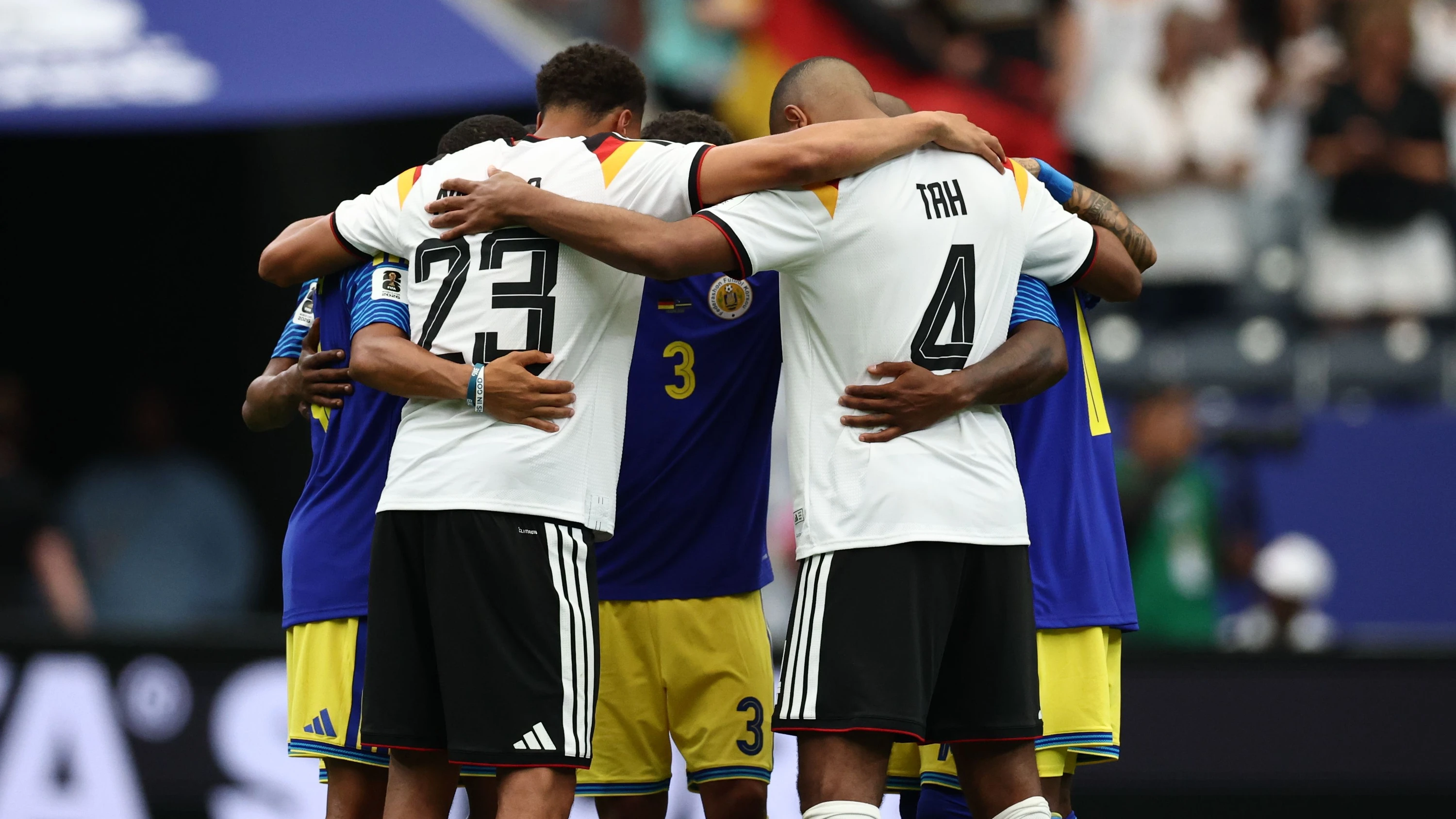 Für den Eigentümer des ehemaligen Vereins läuft es besser: Jonathan Tah im Gebetskreis beim WM-Spiel gegen Curaçao - dpa