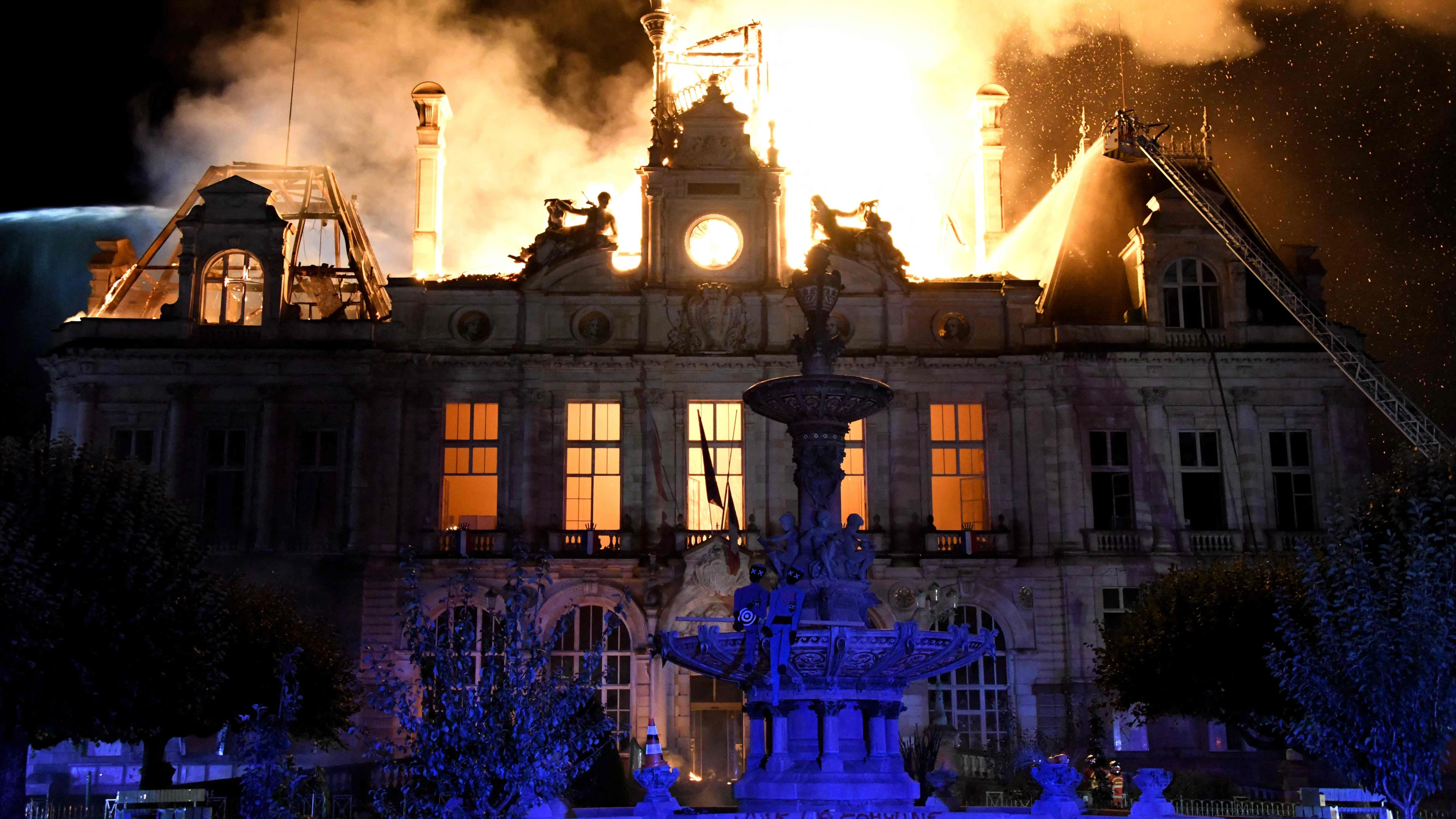 Unruhen in Frankreich: Demonstranten brennen Rathaus von Limoges nieder