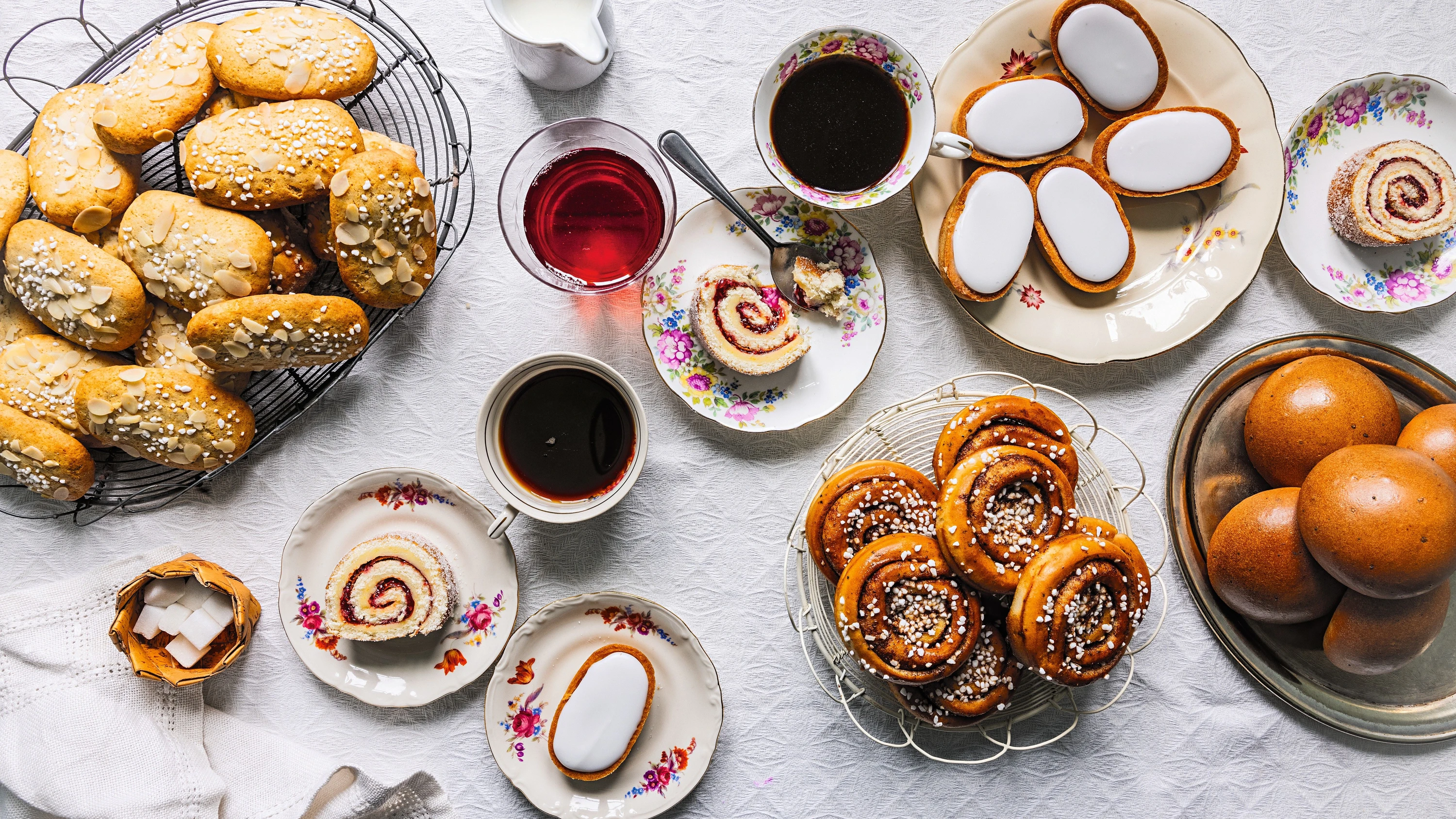 Entspannter Sommer: Die Kaffeepause mit reichlich Gebäck, Fika genannt, gehört auf jeden Fall dazu. - Lina Eidenberg Adamo