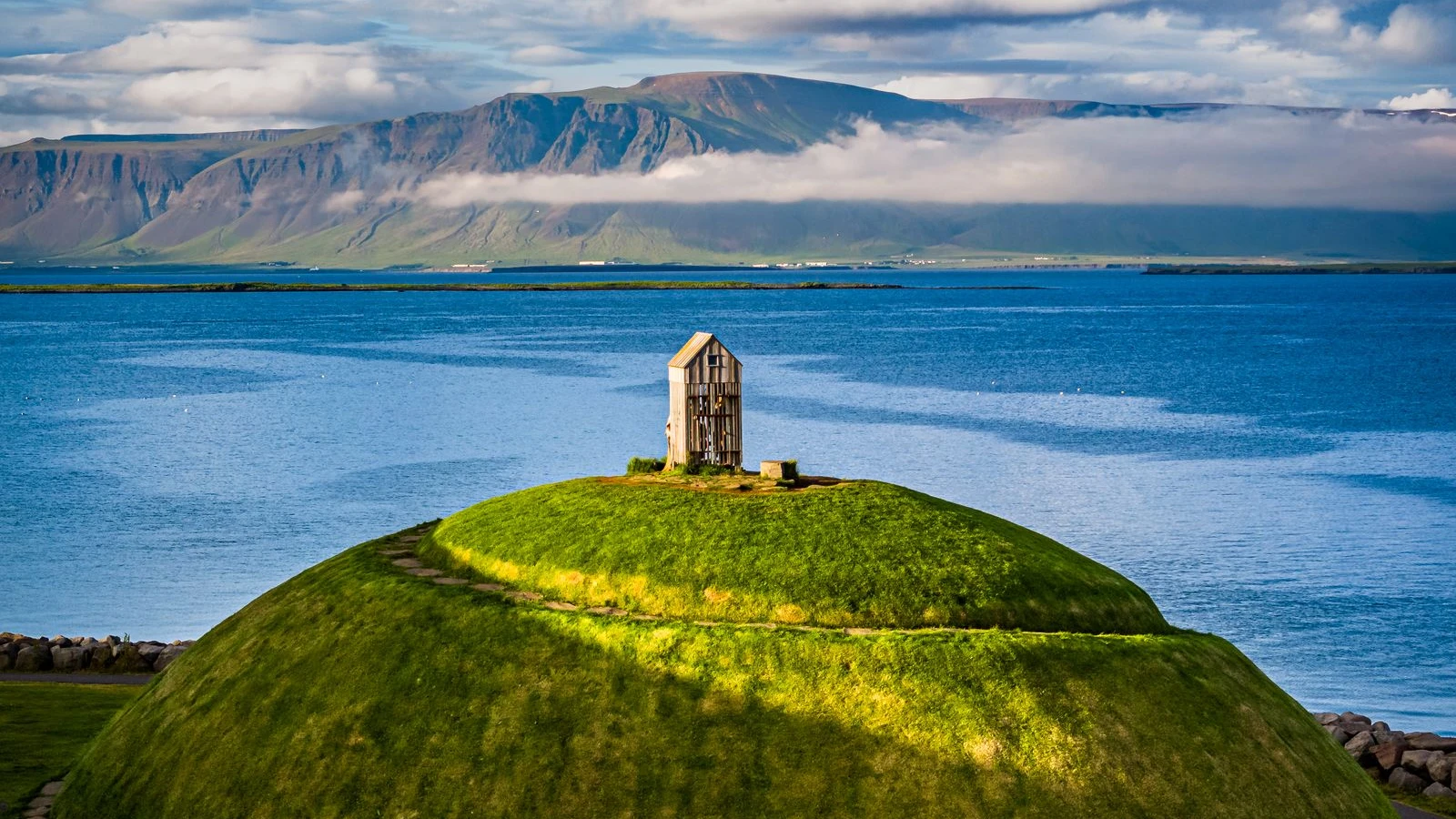 Oben trocknet der Fisch: Der acht Meter hohe Hügel ist ein Kunstwerk von Ólöf Nordal am Reykjavíker Hafen. - Ragnar Th. Sigurðsson