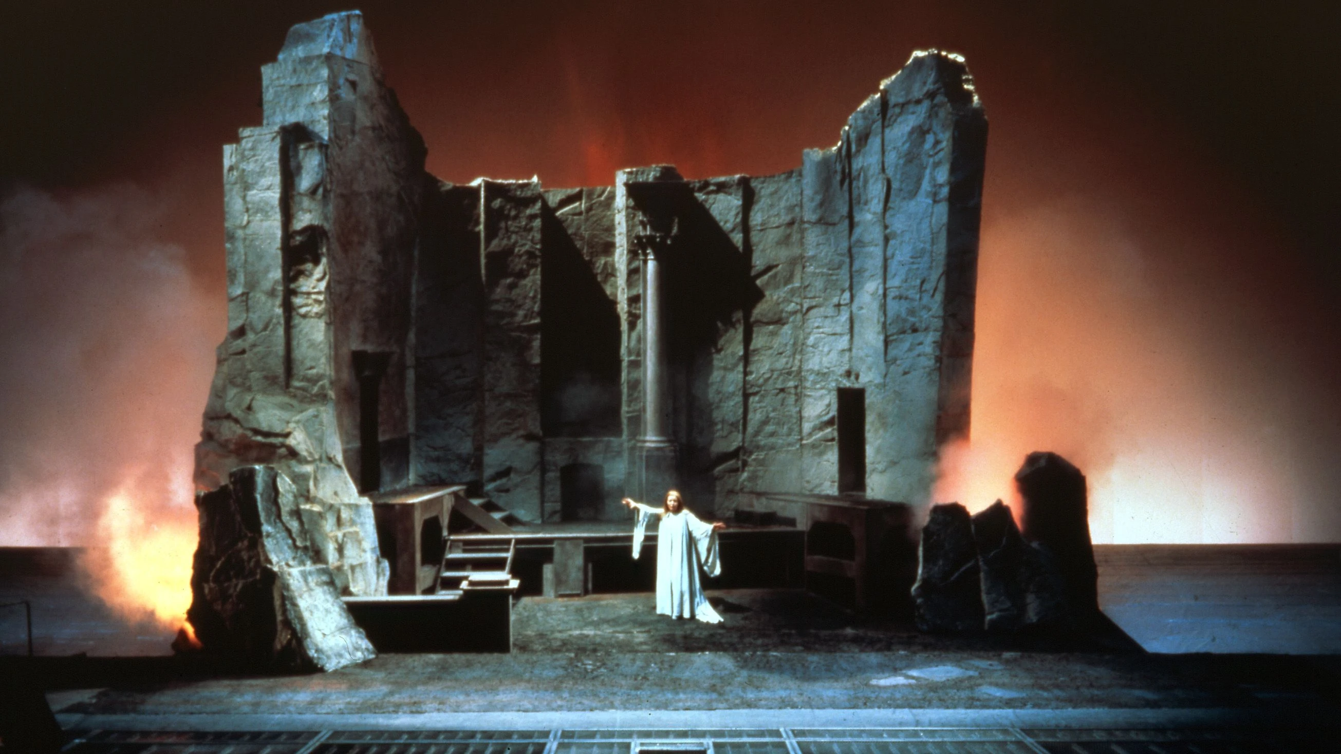 Gwyneth Jones als Brünnhilde am Schluss der „Götterdämmerung“ in der Inszenierung von Patrice Chéreau für die Bayreuther Festspiele 1976 Foto Siegfried Lauterwasser -