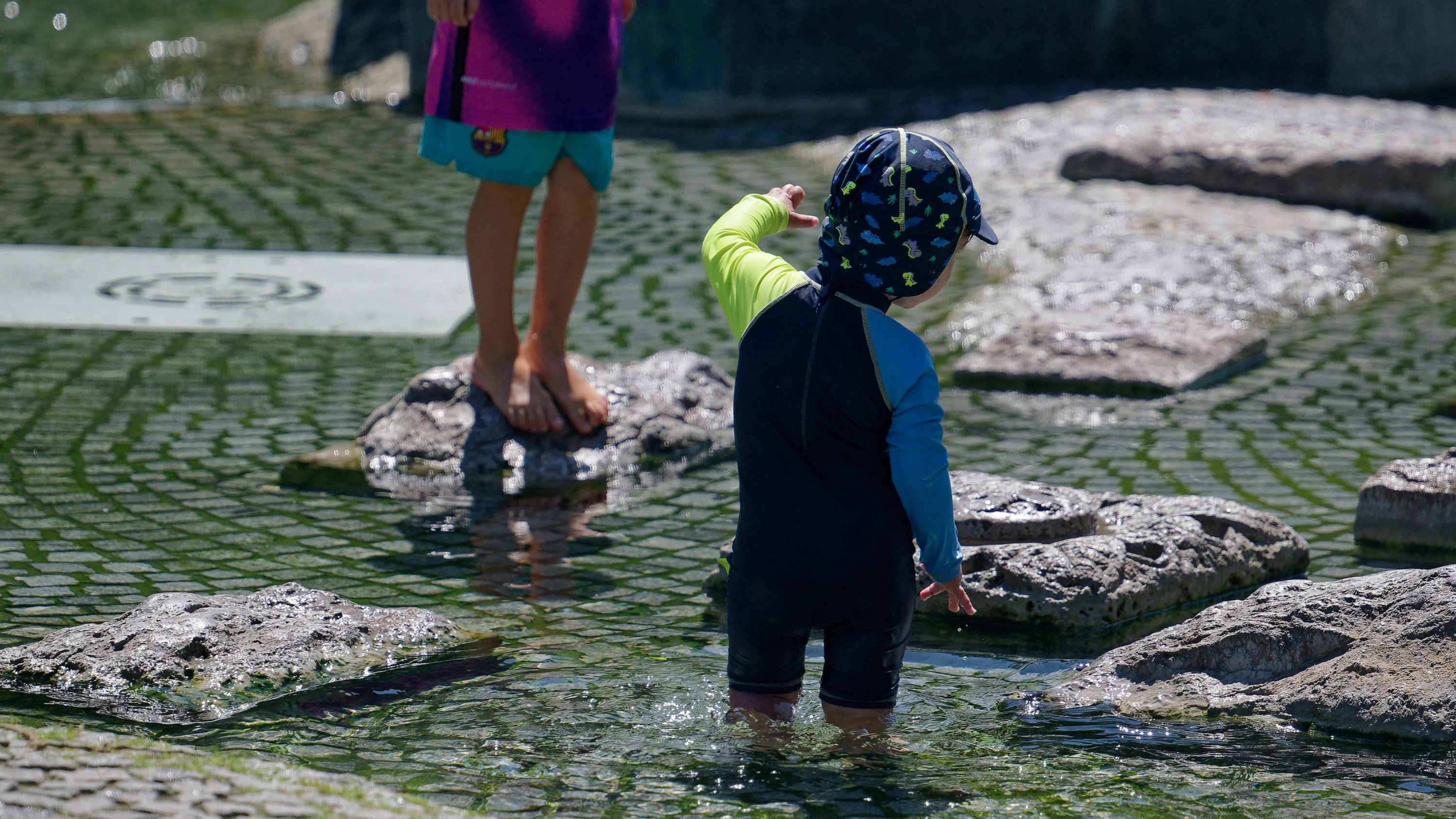 Besonders Kinder sind bei hohen Temperaturen gefährdet. - dpa