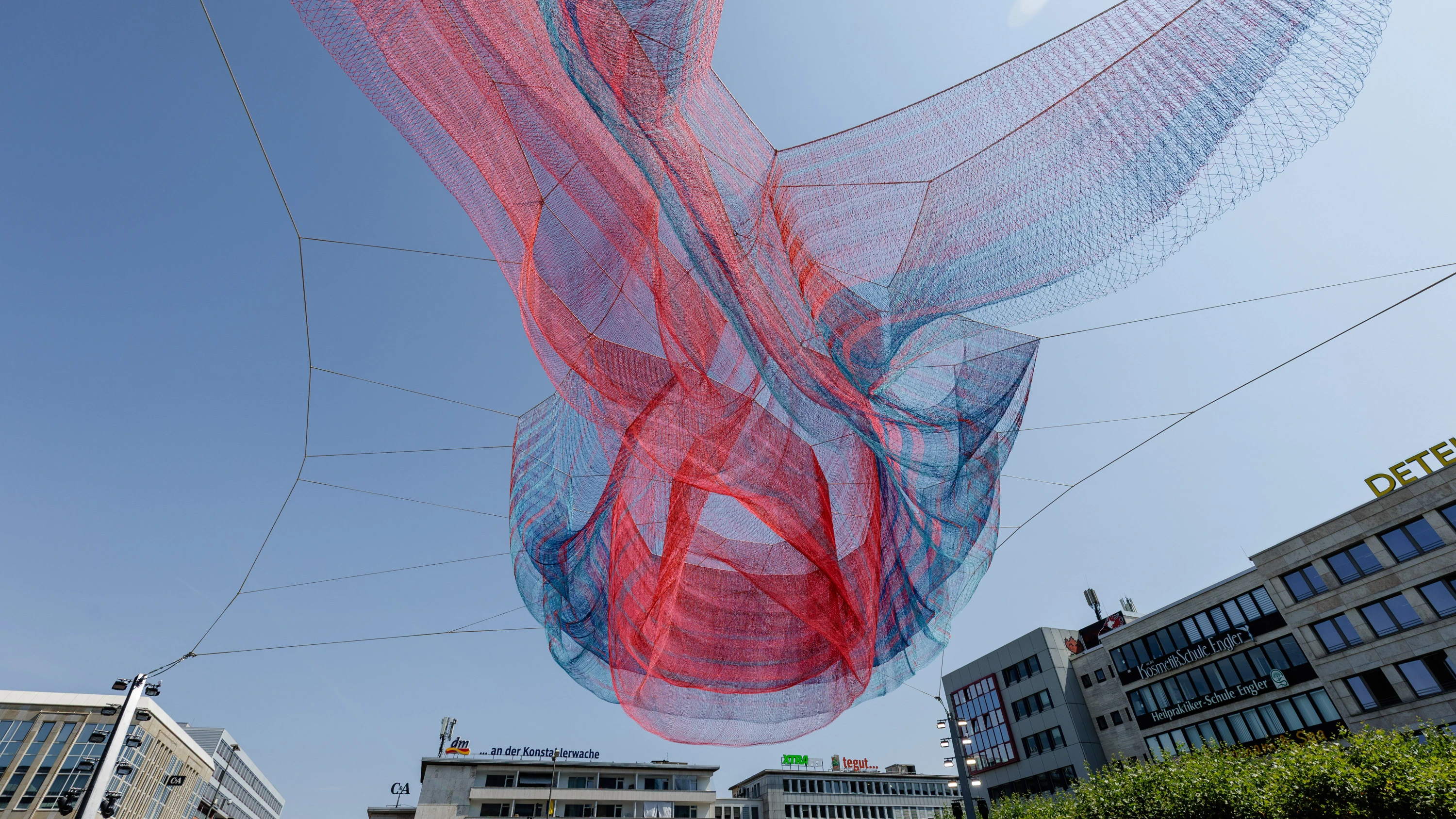Kunstwerk in Frankfurt: Abermals ein Vogel im Netz