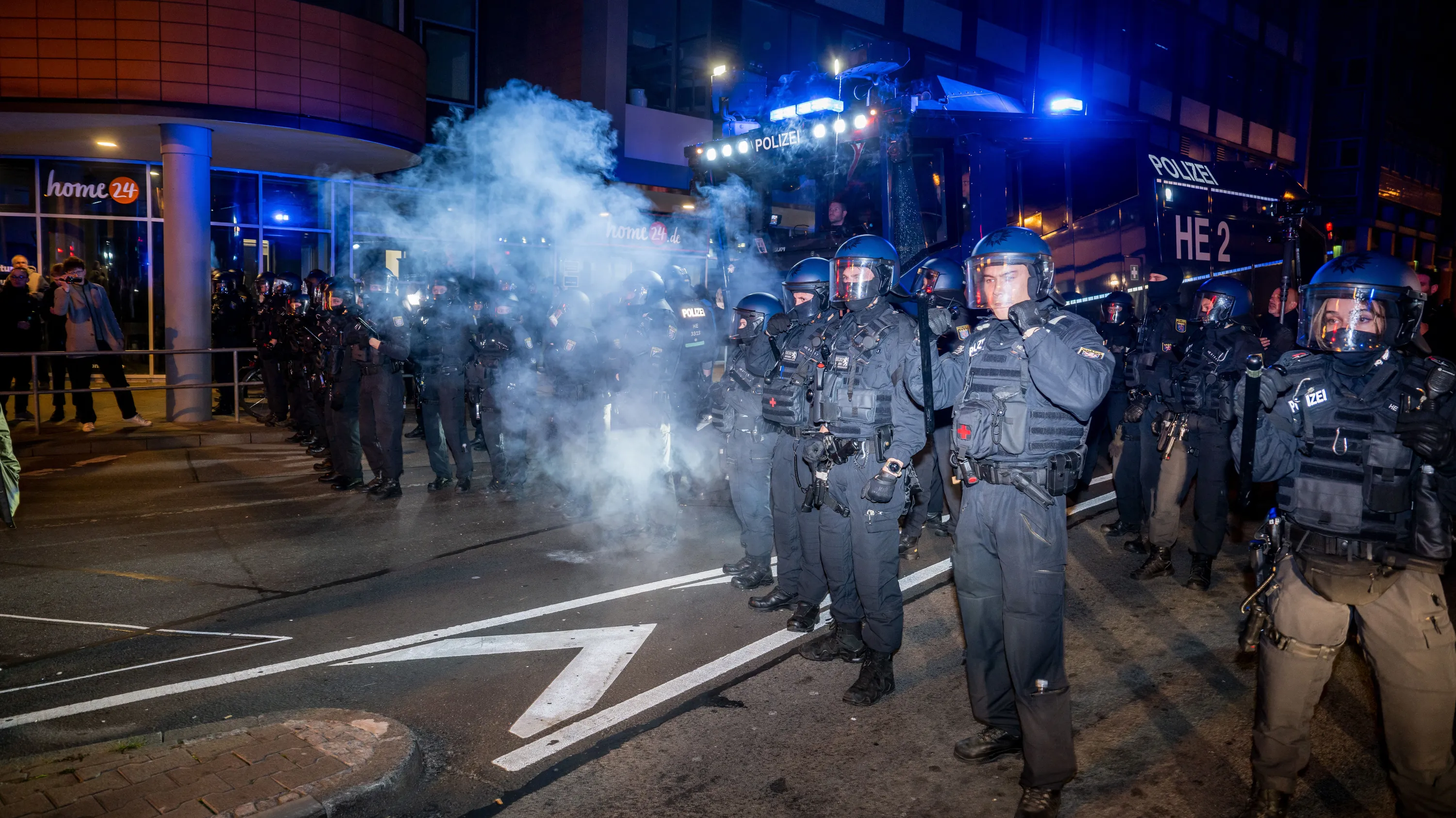 Gen-Z-Demos: Poseck: Rund 100 linksextremistische Gewalttäter in Frankfurt